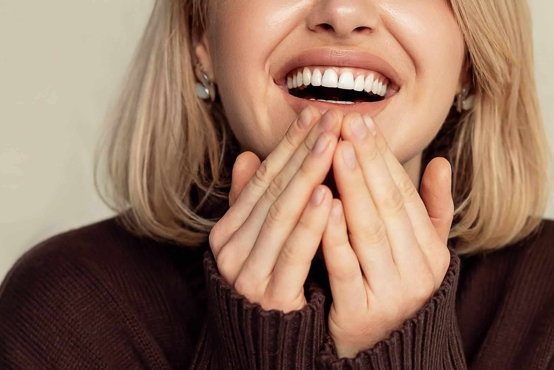 ¿Qué soluciones ofrecen las carillas dentales?