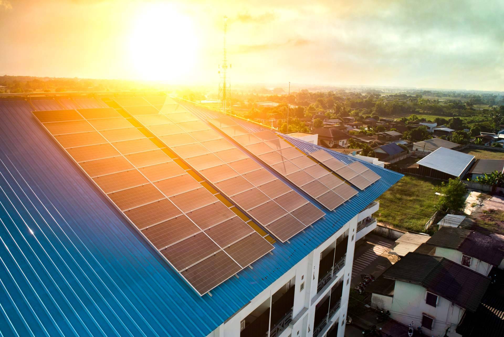 Financiación hasta 10 años para viviendas, empresas y comunidades de vecinos. Solar Tres60 se encarga de la instalación solar con baterías de litio desde 3 € al día