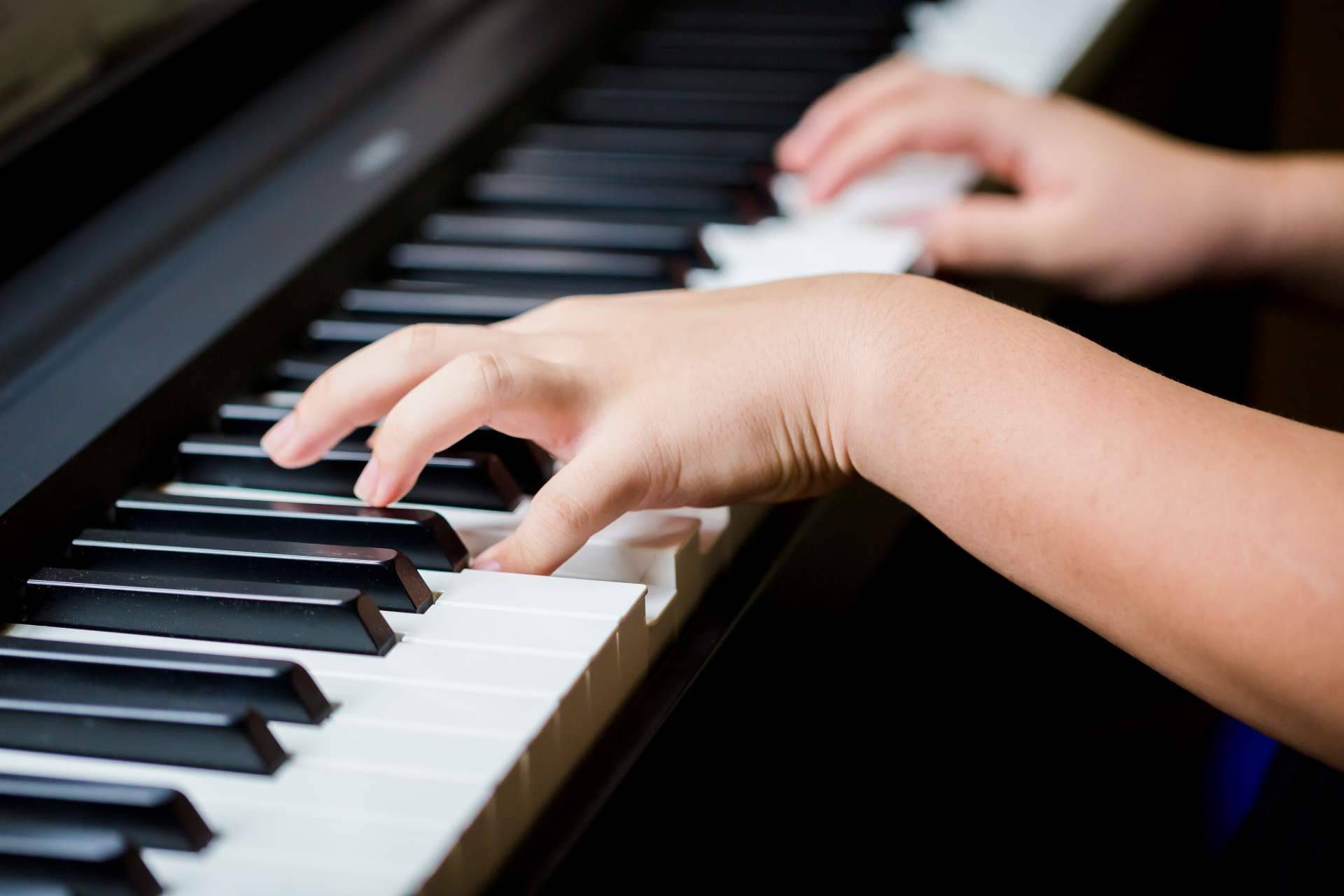Aprender a tocar el piano con las clases y consejos de Música y Maestro
