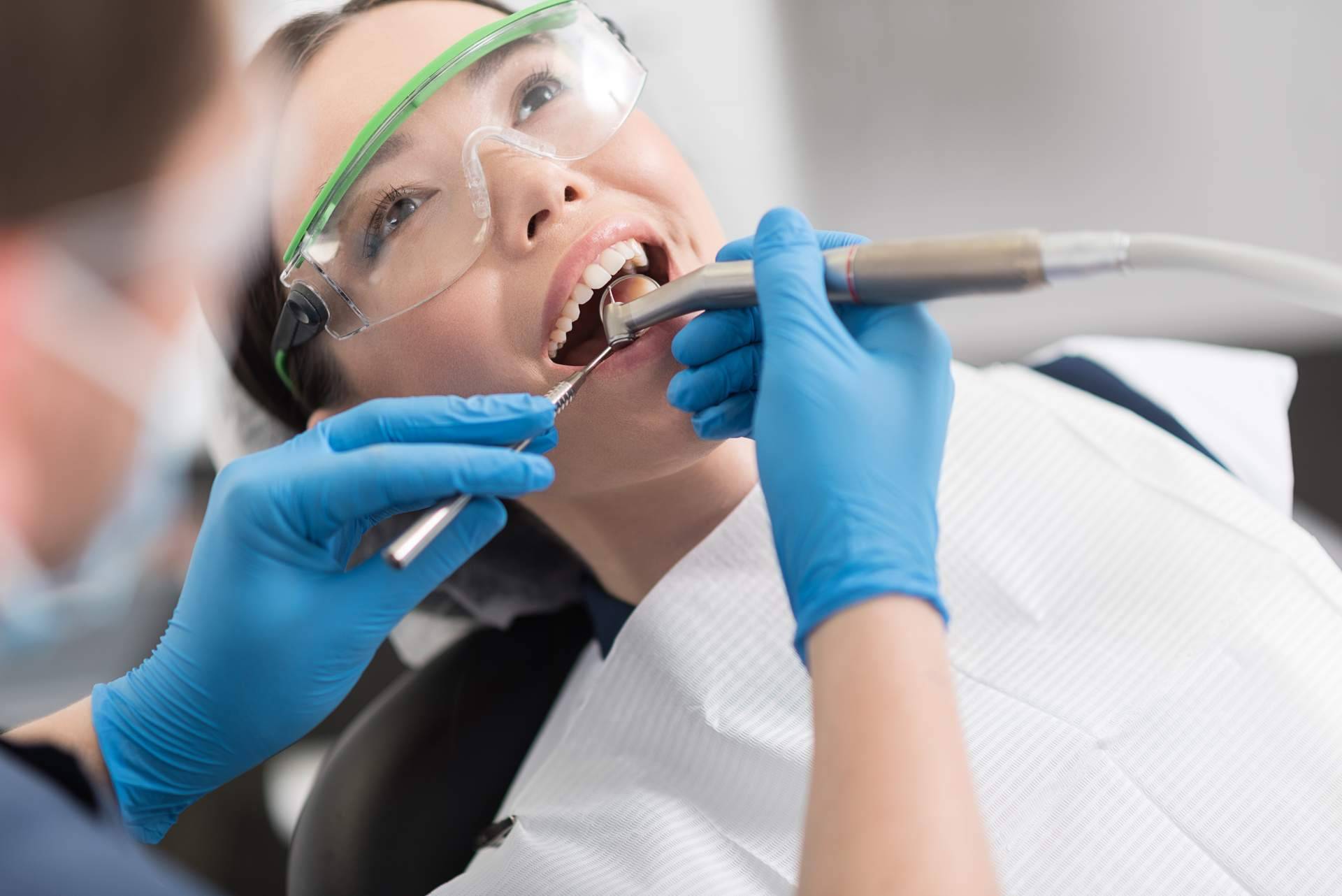Implantes dentales de zirconio para recuperar la sonrisa de la mano de DeltaDent, la clínica de Madrid experta en biocompatibilidad