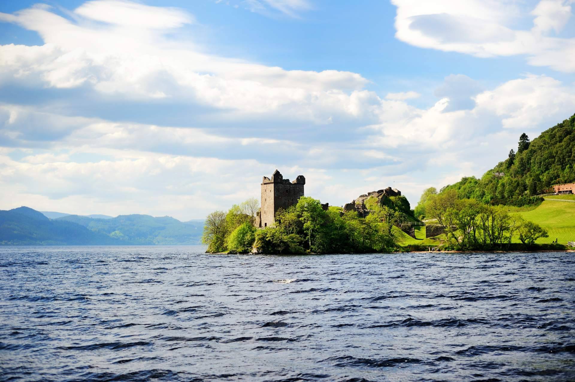 ¿Dónde encontrar una empresa de viajes organizados especializada en destinos como Japón, Escocia, Irlanda o Fiordos? Different Roads