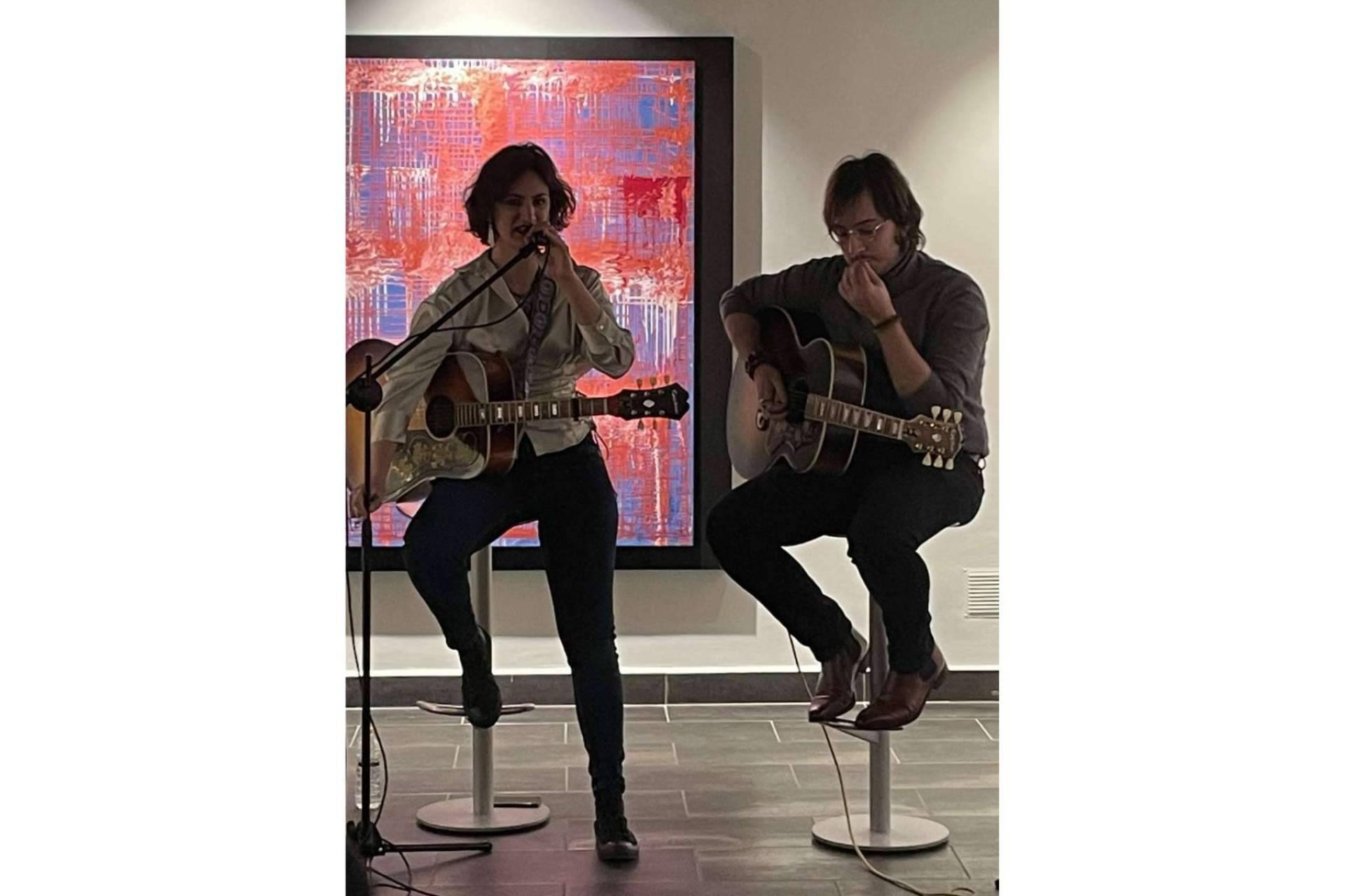 Con un concierto en acústico, Luna de Marte acompaña a la muestra de arte ‘Contrapunto’