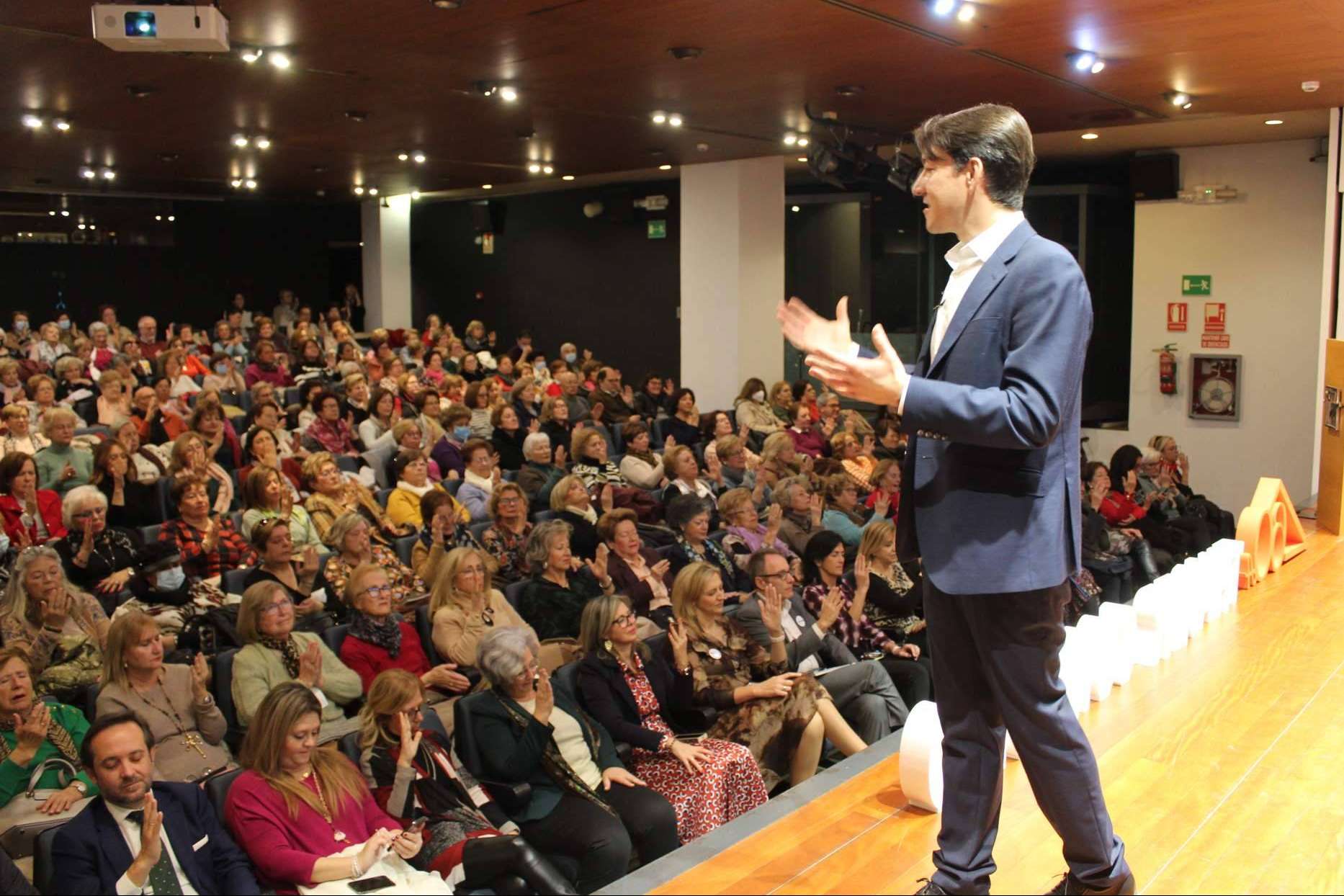 Más de 200 personas han acudido a la presentación del libro 'Las 10 claves del bienestar'