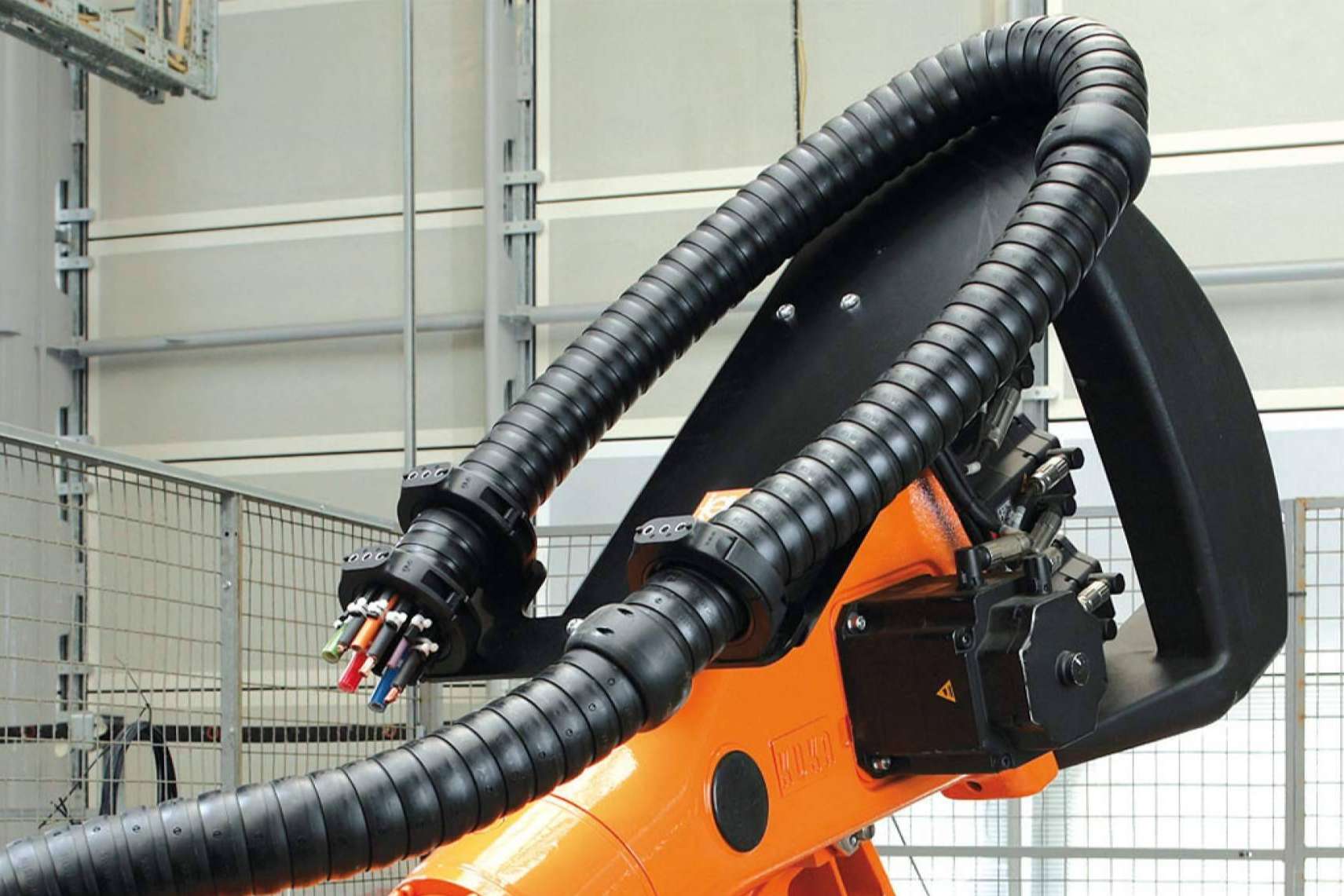 ¿Cuáles son los beneficios de las cadenas portacables triflex para equipar con éxito robots industriales?