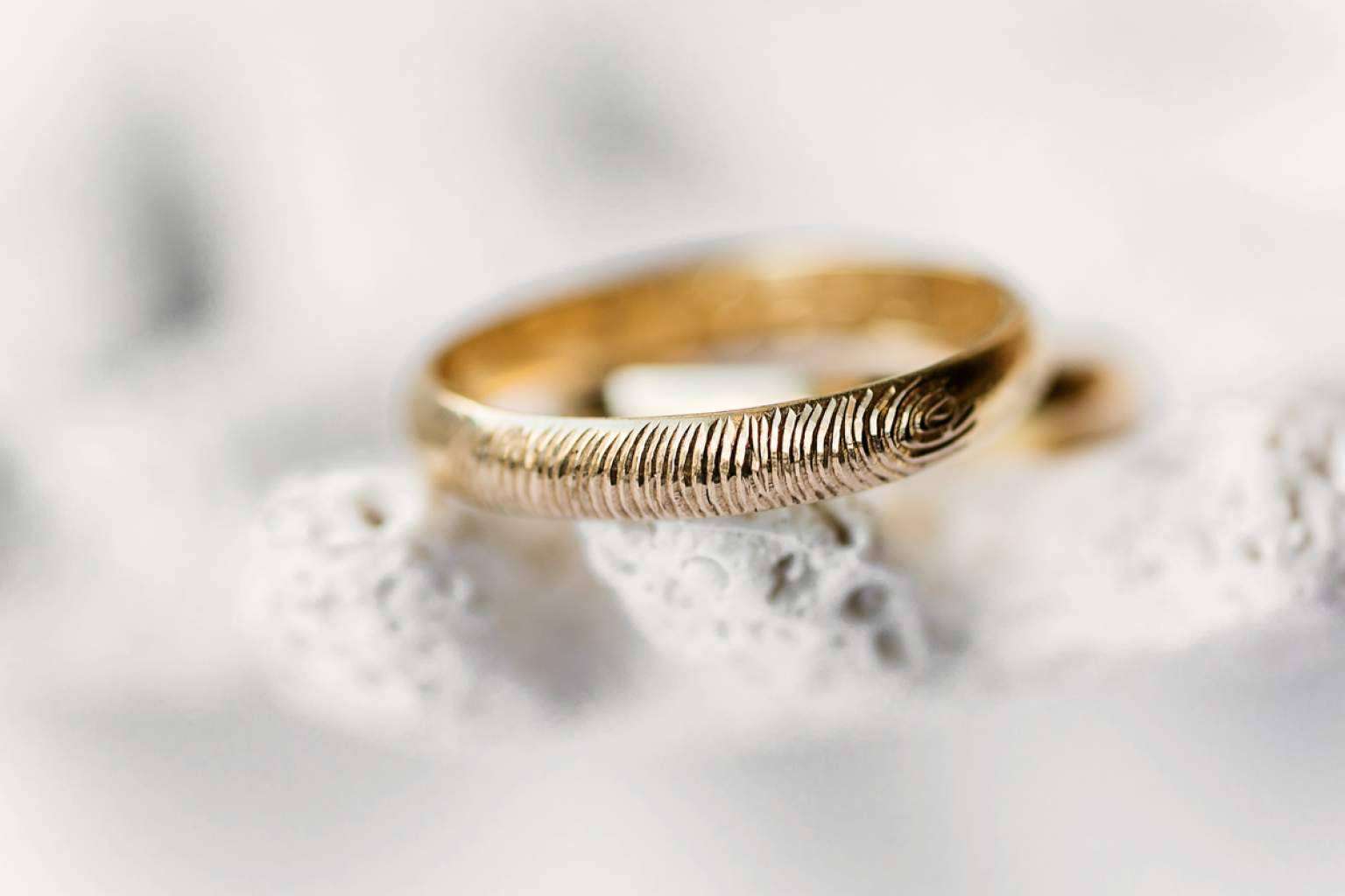 La nueva colección de joyas personalizadas de Dejando Huella, con huellas dactilares y texturas de piel