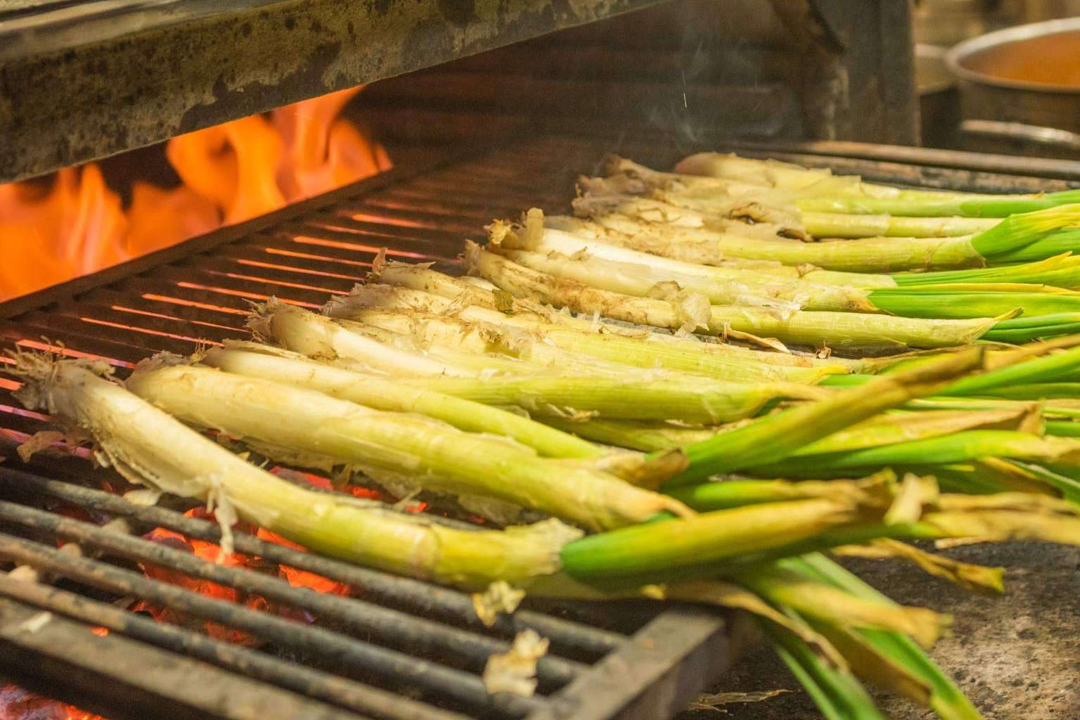 La temporada de los calçots llega a Pasa Tapas