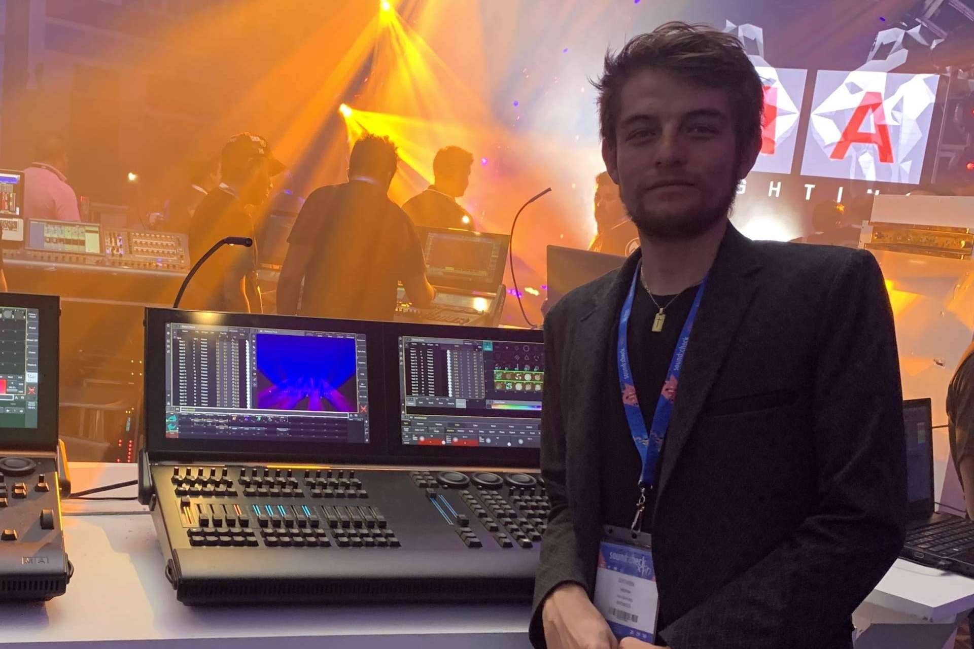 Nesmar Estiven Cepeda, el Lighting Designer colombiano que hace brillar a los artistas de talla mundial