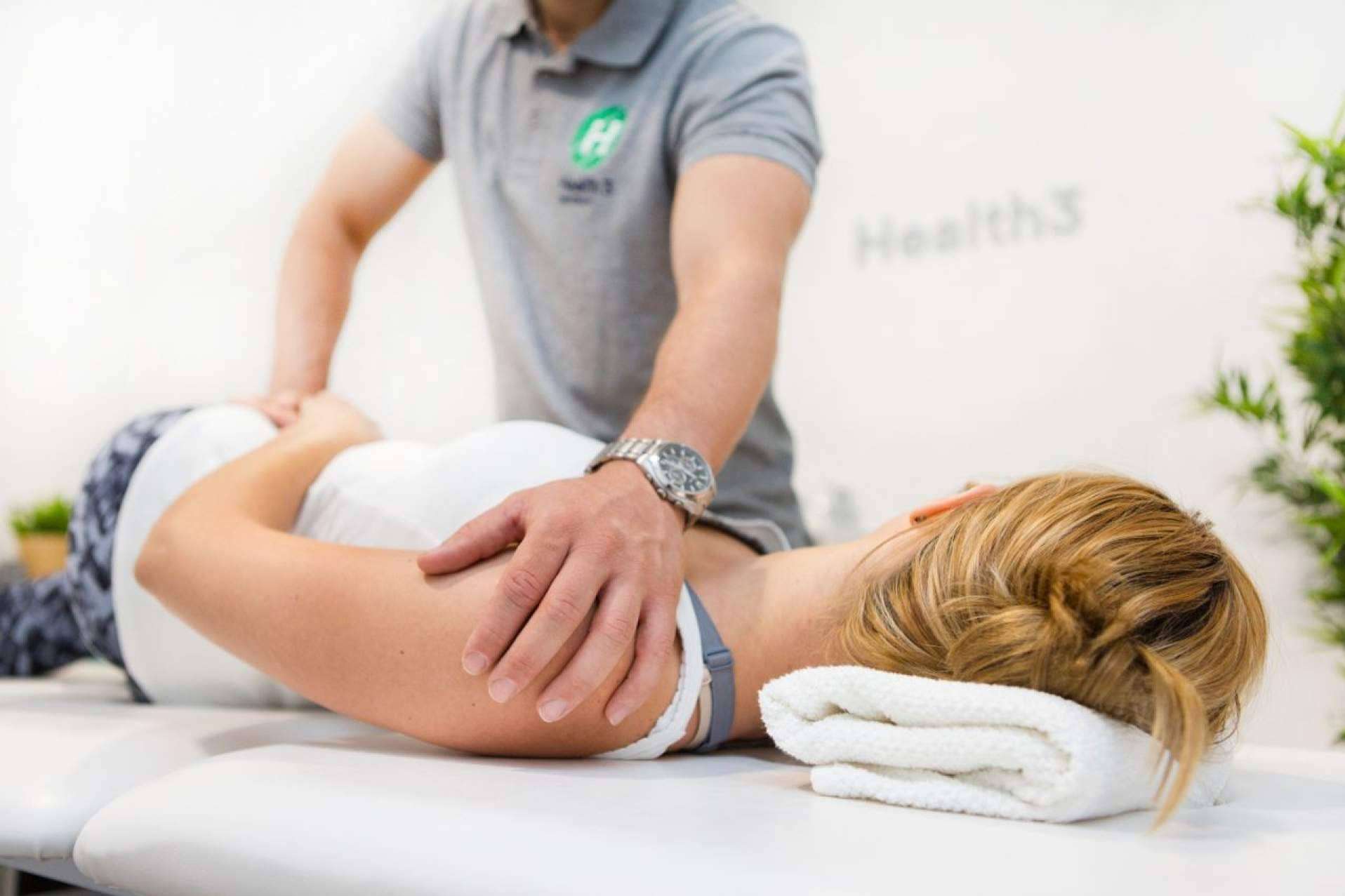 Servicio de fisioterapia a domicilio en Madrid ofrecido por Clínicas H3