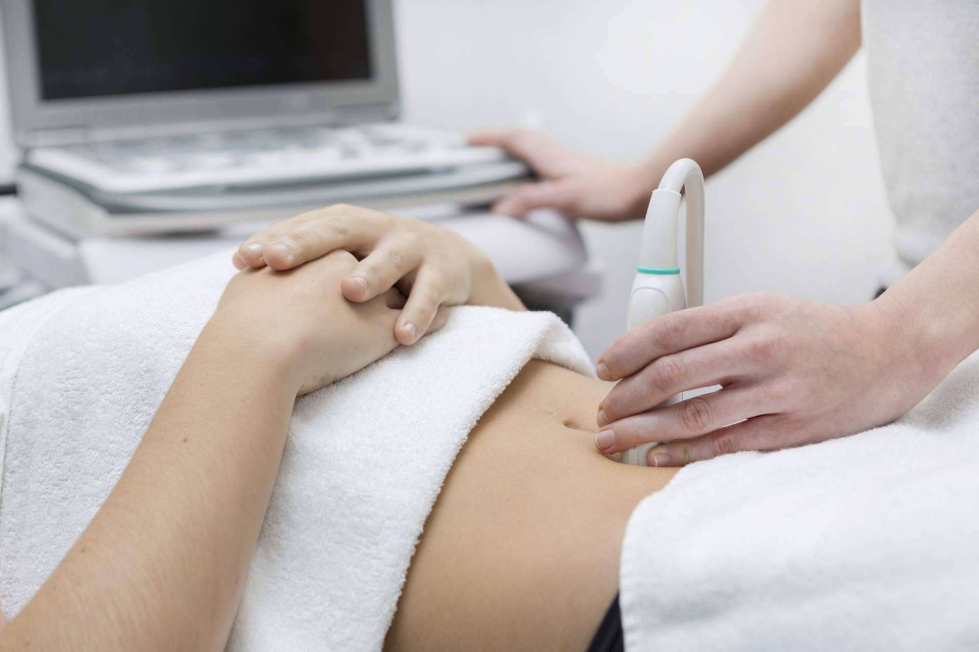 Los síntomas de un desgarro muscular abdominal y las posibles soluciones con fisioterapia