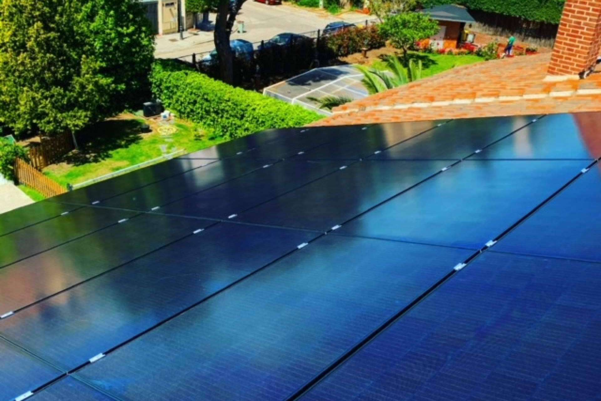 Instalación de paneles solares para ahorrar en la factura de la luz