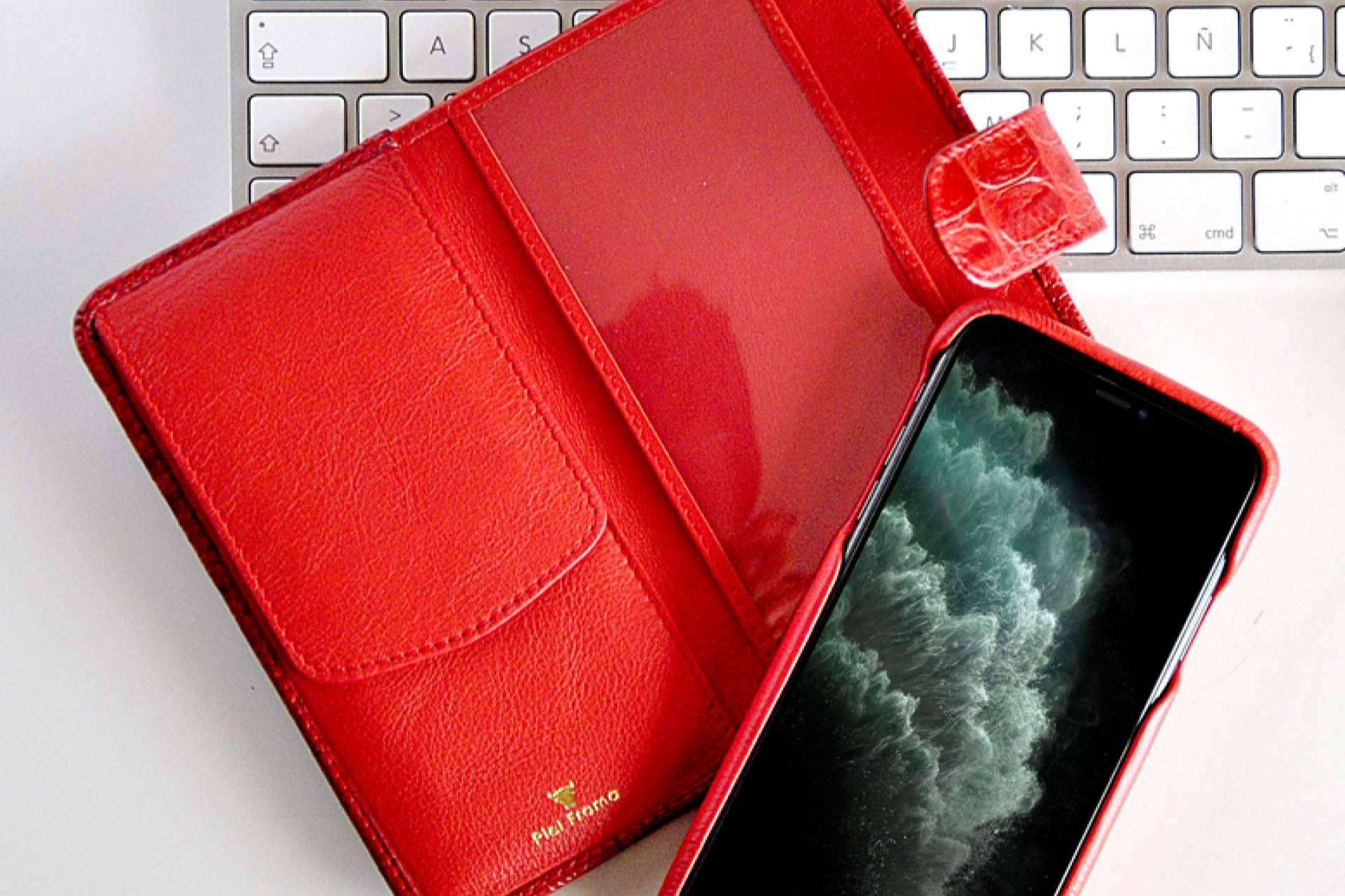 Una cartera de piel porta móvil cómoda, versátil y práctica, Walletmagnum de Piel Frama