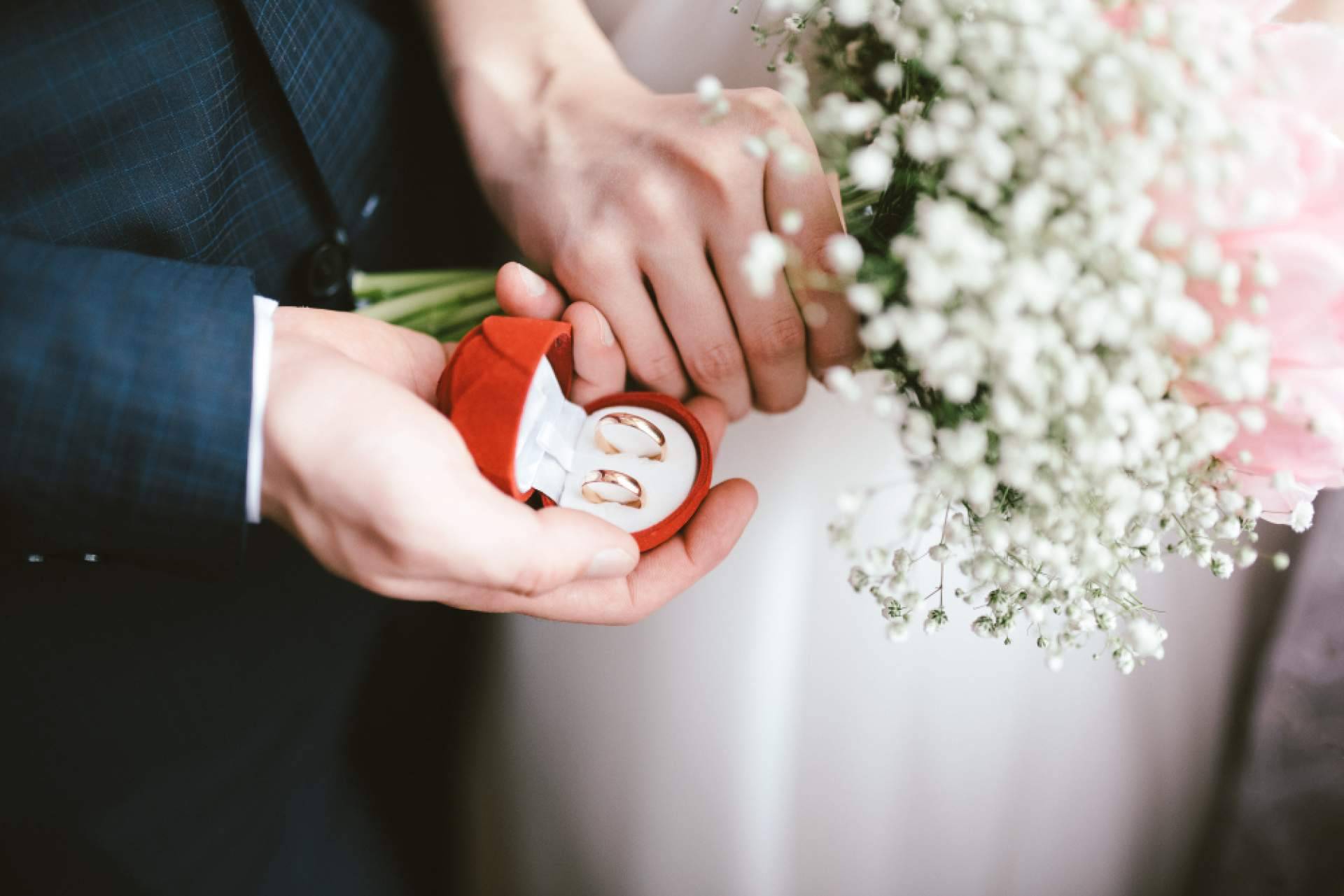 ¿Cómo escoger las alianzas de boda?, los consejos de Germán Joyero