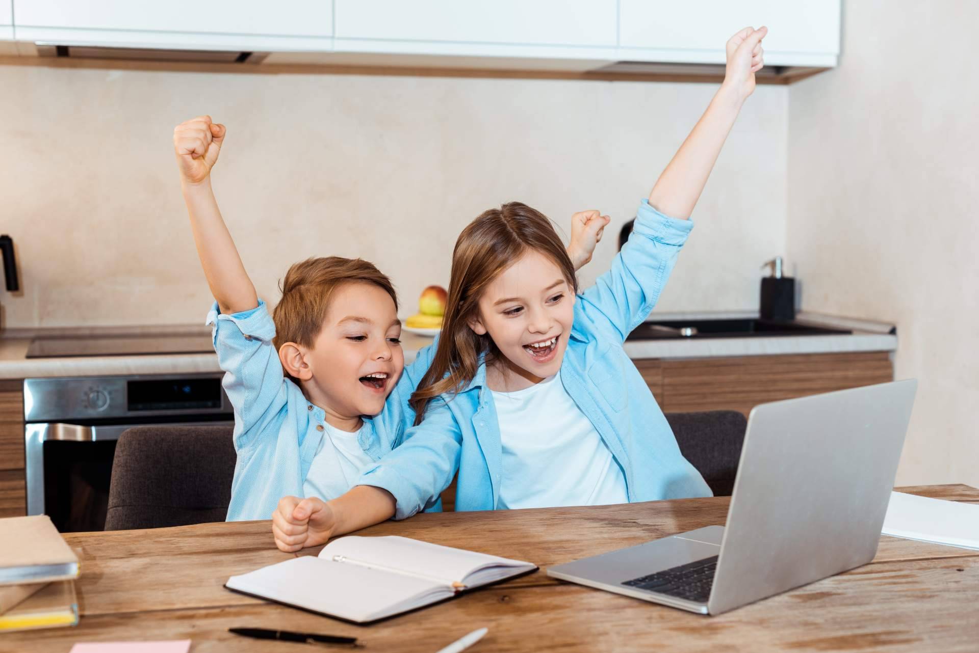 Asistir a clases de inglés online para hermanos de la mano de los profesores nativos de La Casita de Inglés