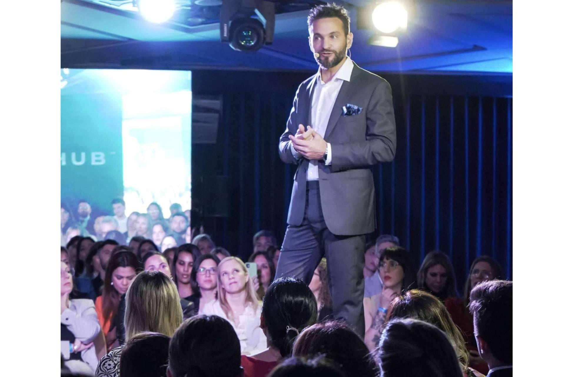 El congreso de estética llamado Masterhub, el cual ofrece formación médica, ha sido organizado por el conferencista, capacitador médico y Dr. Fernando Felice