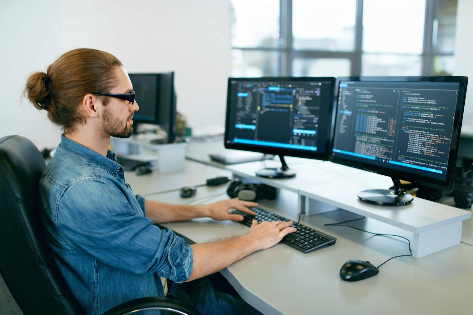 NOÁTICA Programadores Informáticos sobre los riesgos y consecuencias de no proteger la ciberseguridad de las empresas