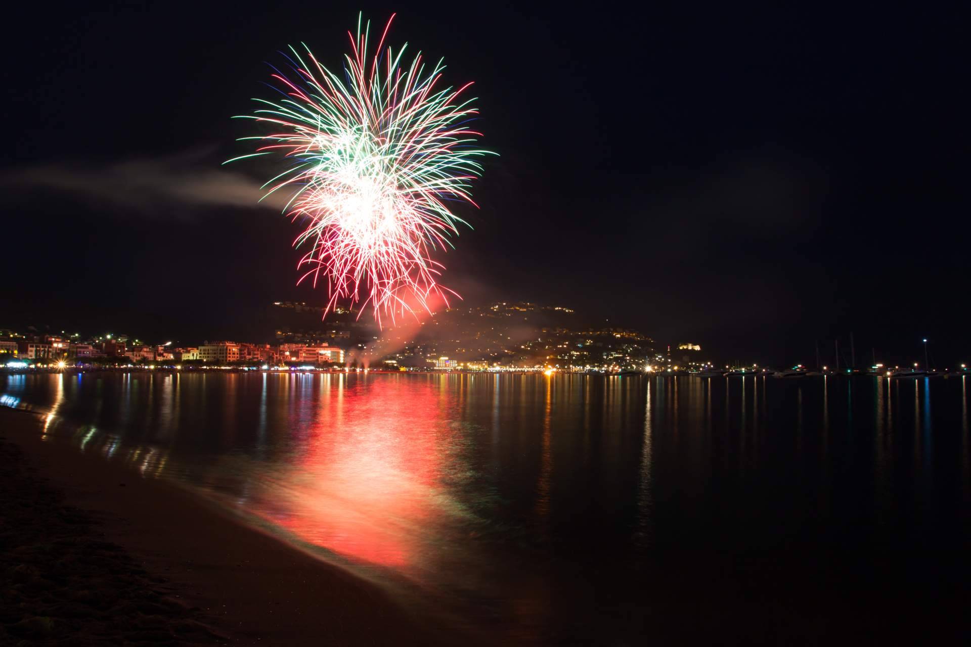 3 escenarios, 10 artistas con música, artes visuales y gastronomía en la fiesta de San Juan, Mega Silent Disco Gavá Playa