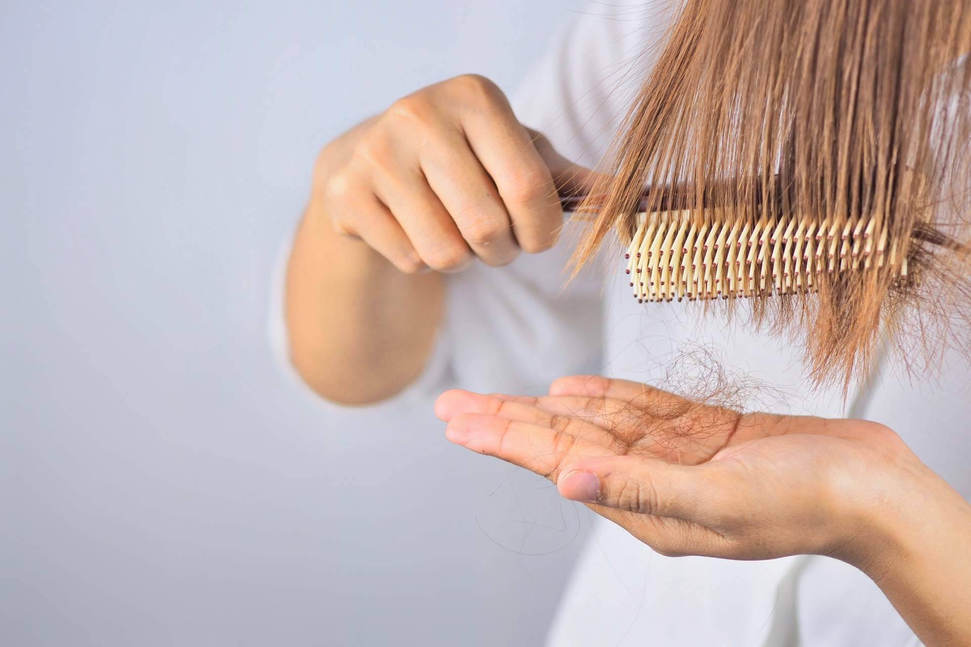Razones por las que se cae más el cabello en primavera y cómo tratarlo