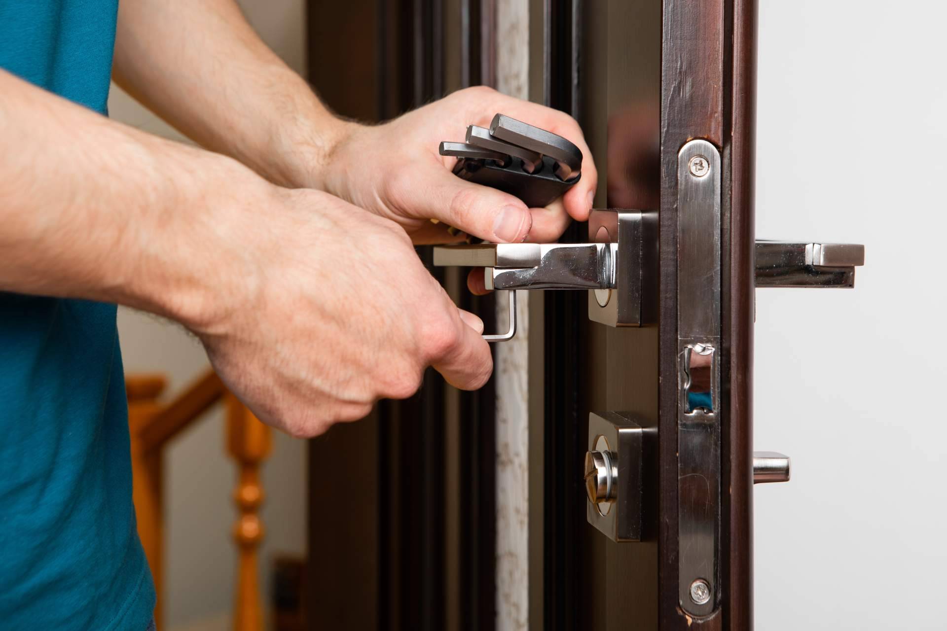 ¿Cómo acceder a un servicio de cerrajeros en Arroymolinos profesional? Cerrajeross.es