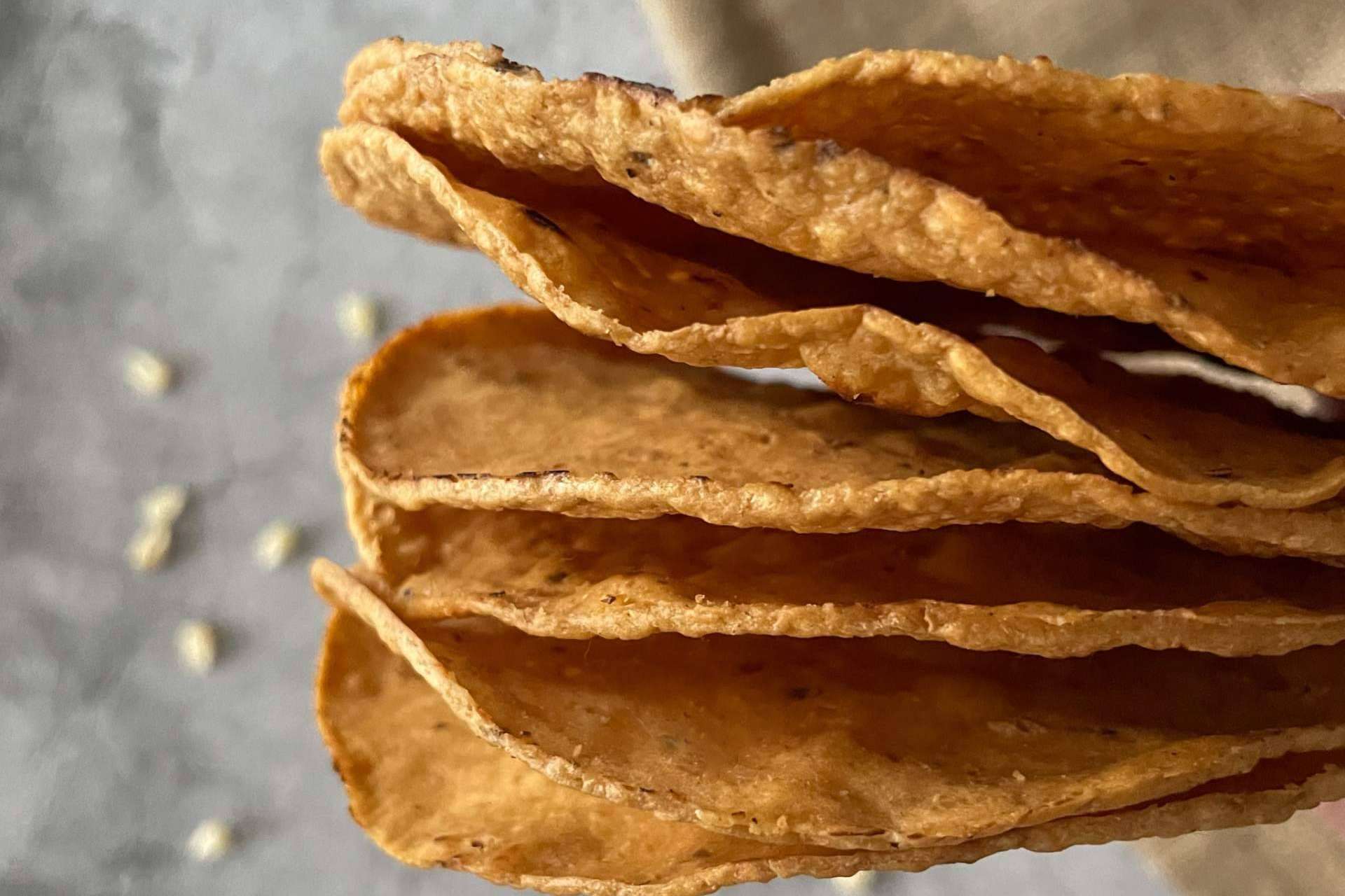 Dos productos irresistibles de Maíz Maya con origen en las culturas prehispánicas mexicanas, los totopos y tostadas