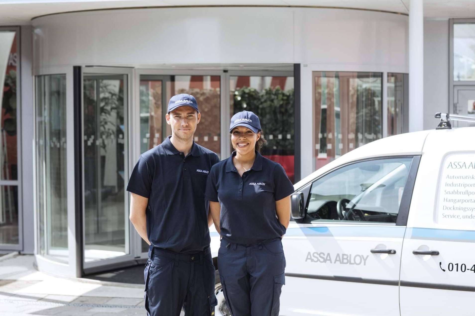 Automatización, mantenimiento y modernización de puertas en edificios para un mayor ahorro energético, con ASSA ABLOY