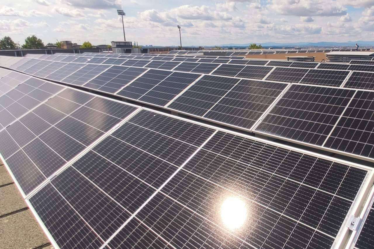 E4e Soluciones proporciona soluciones de autoconsumo fotovoltaico para ahorrar energía en el sector industrial