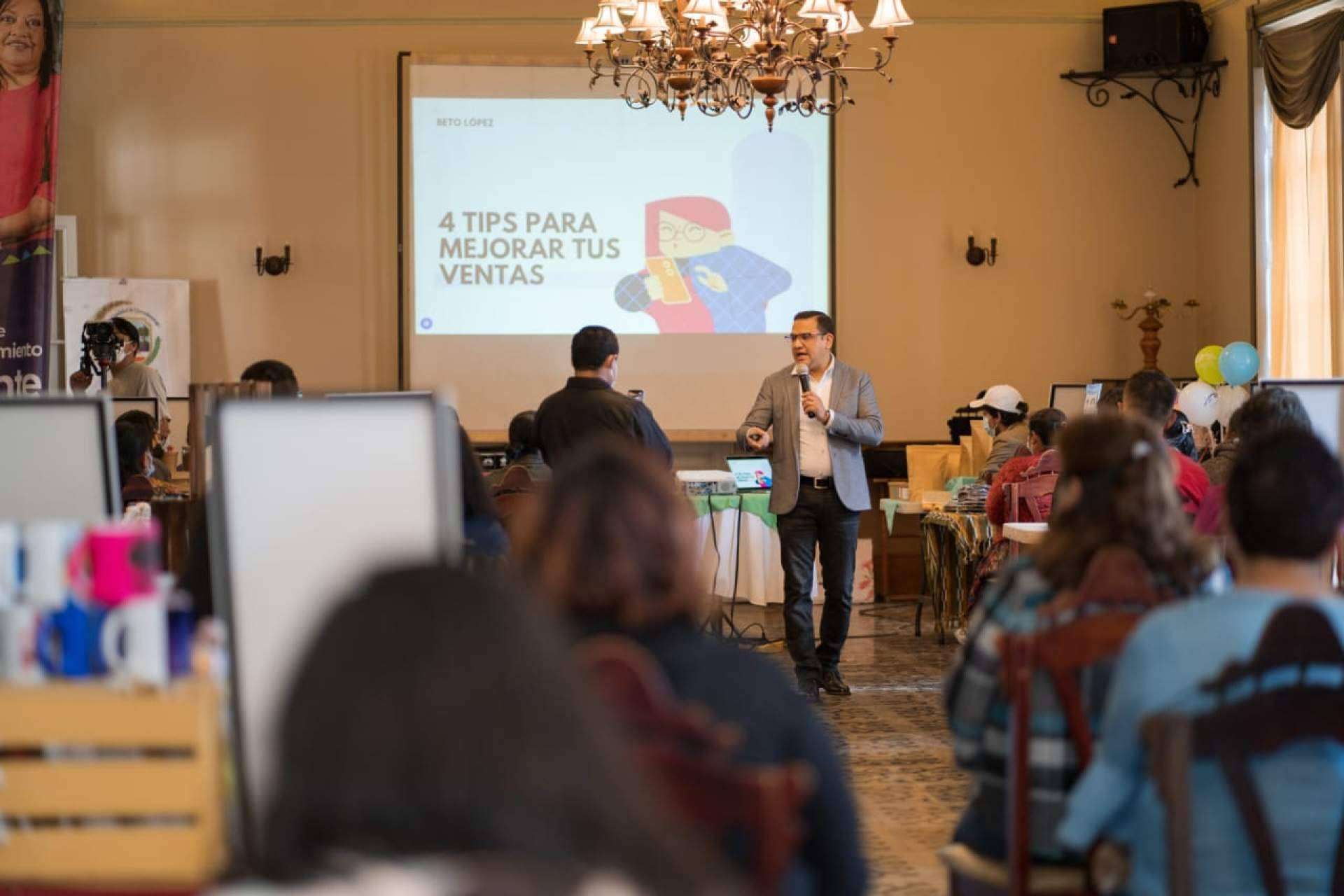 El consultor de marketing y publicidad Beto López diseña dos soluciones relacionadas con el marketing y la IA