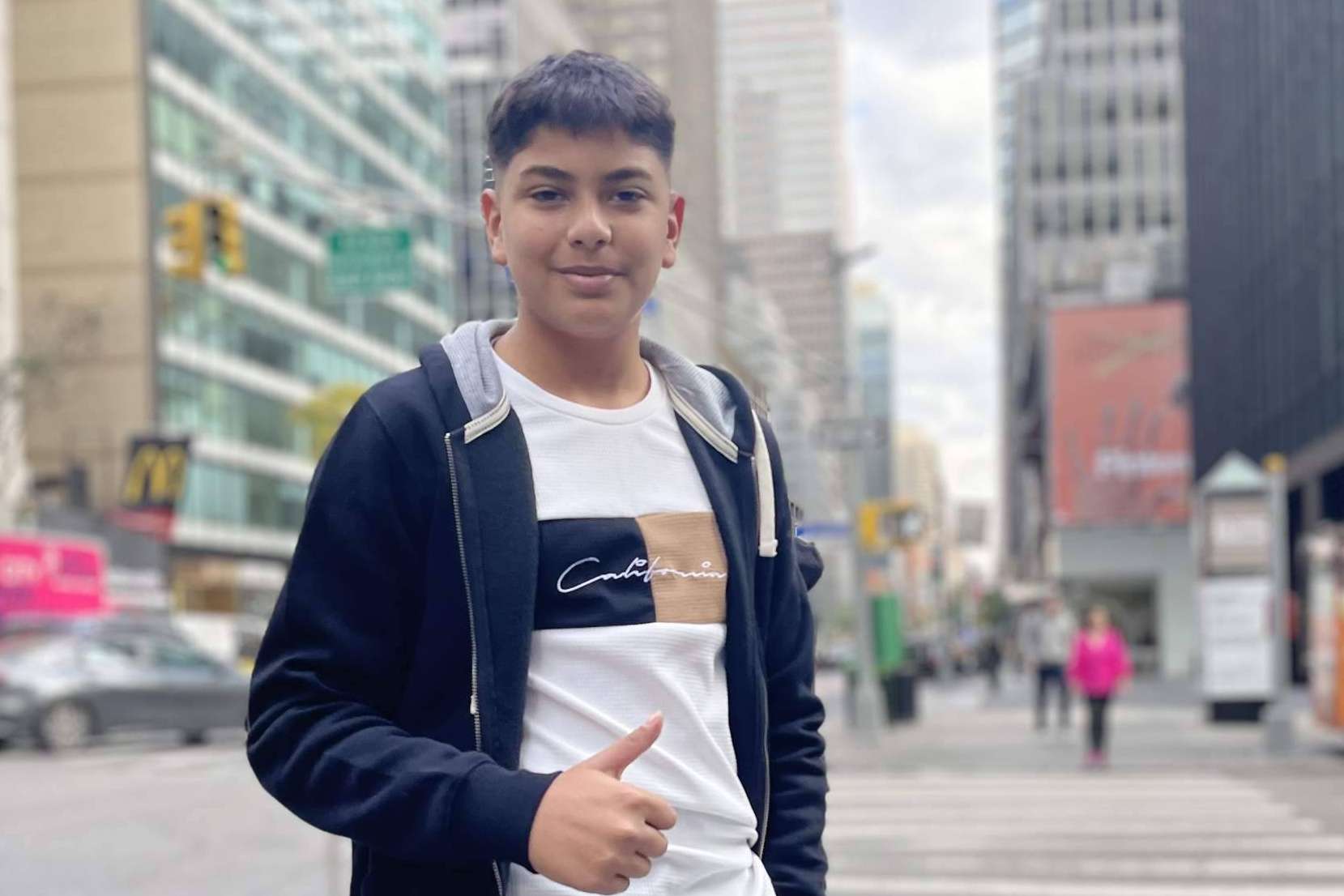 Un joven artista de 13 años que pinta expresionismo abstracto, Juanito Arte