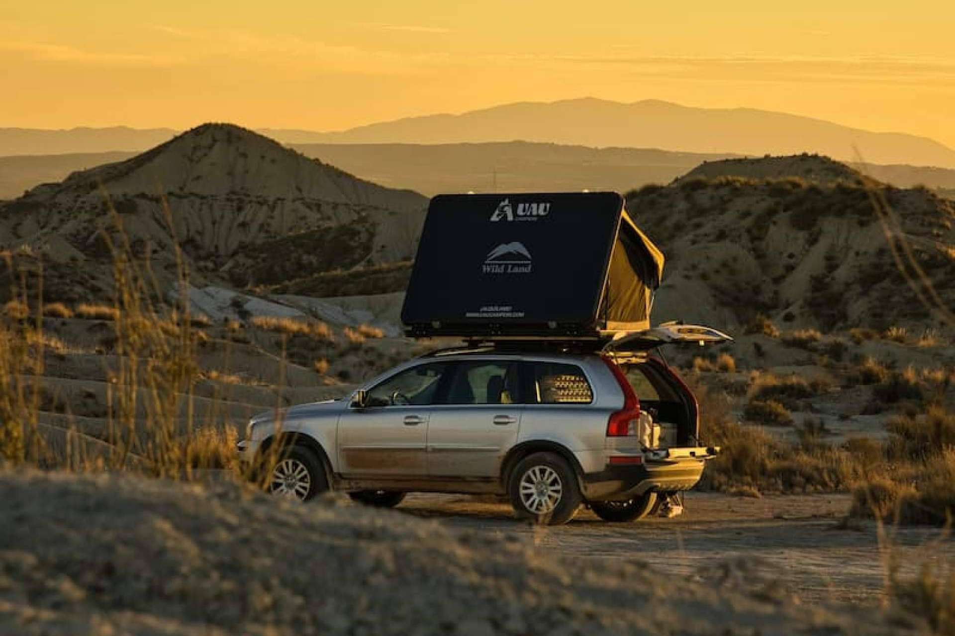 Una forma económica de camperizar cualquier tipo de vehículo, las tiendas de techo para coche