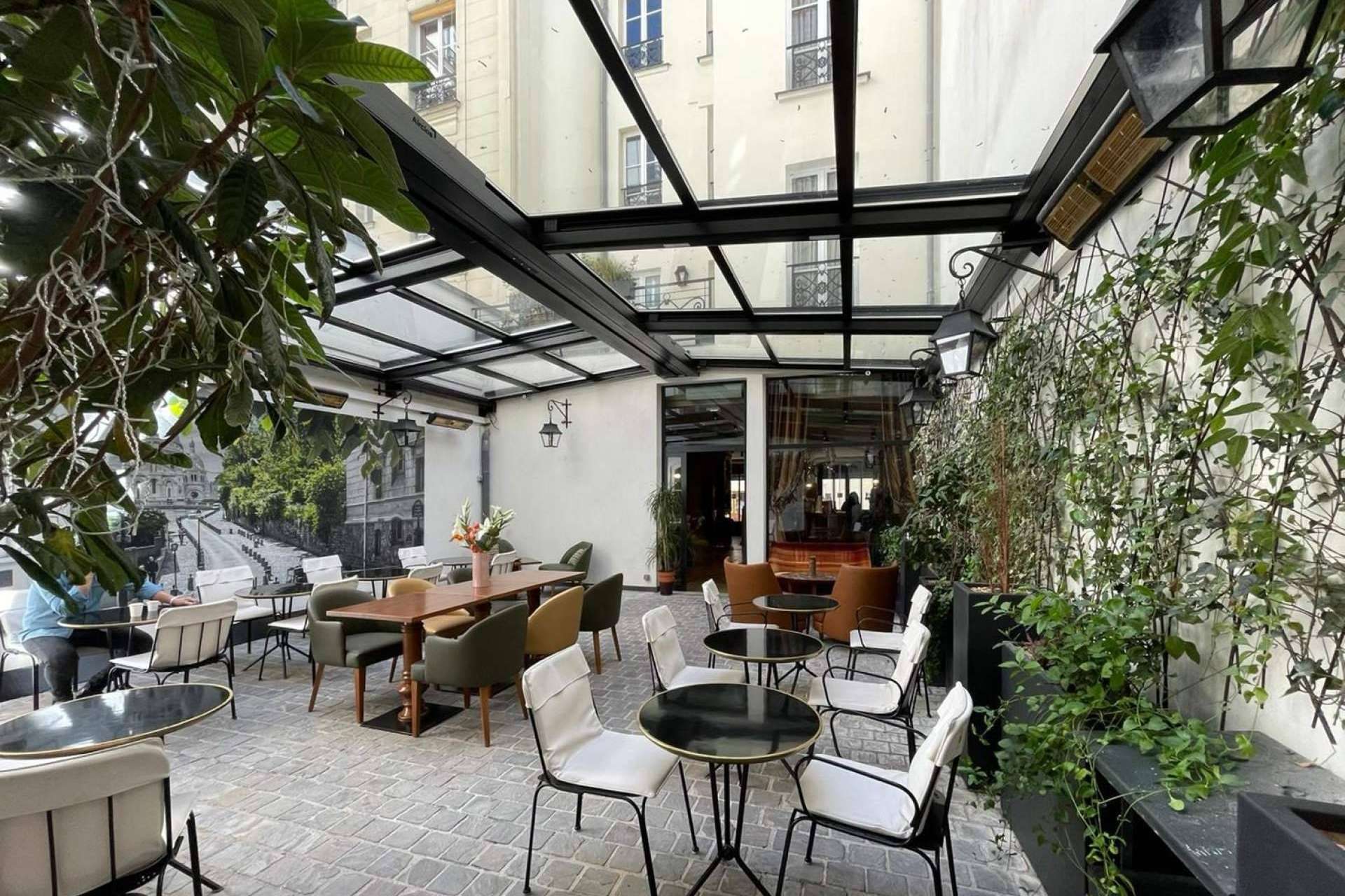 Los techos móviles de la compañía Airclos permiten disfrutar de los patios durante todo el año