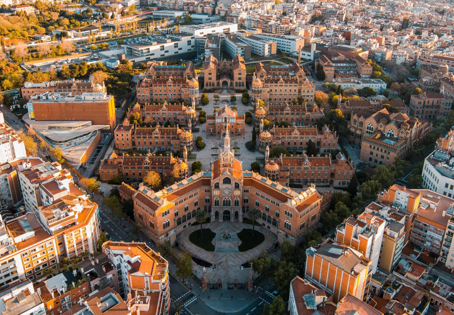 Descubrir uno de los mejores tesoros del Modernismo catalán, el Hospital de Sant Pau de la mano de este tour guiado