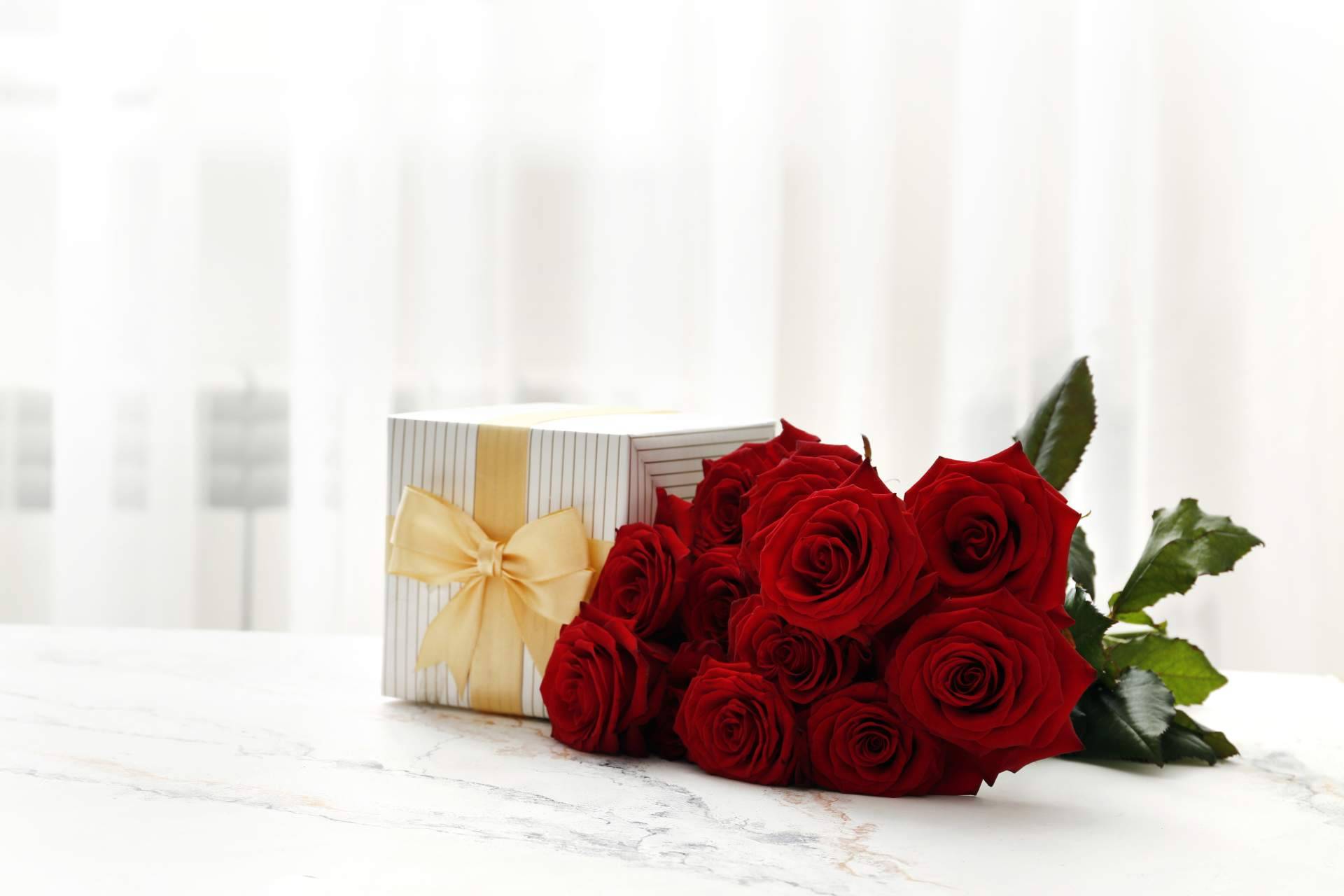 Regalar rosas amarillas y rojas de la mano de Rosistirem