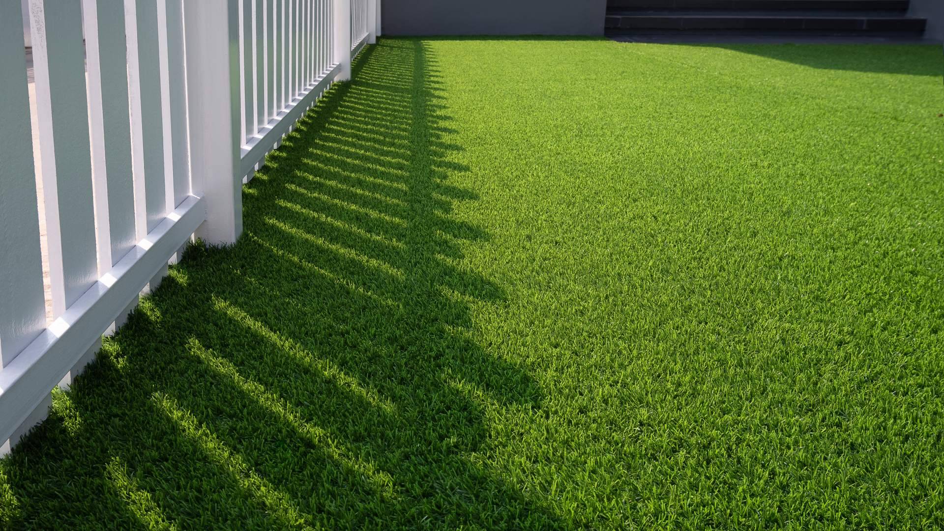 Disfrutar del verano al máximo es posible con el césped artificial para piscinas de JardinVertical.es