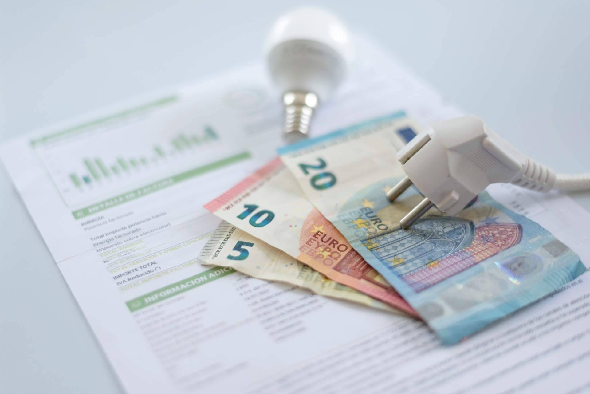 Ahorrar en las facturas de luz, gas e internet con la ayuda de Ahorralia