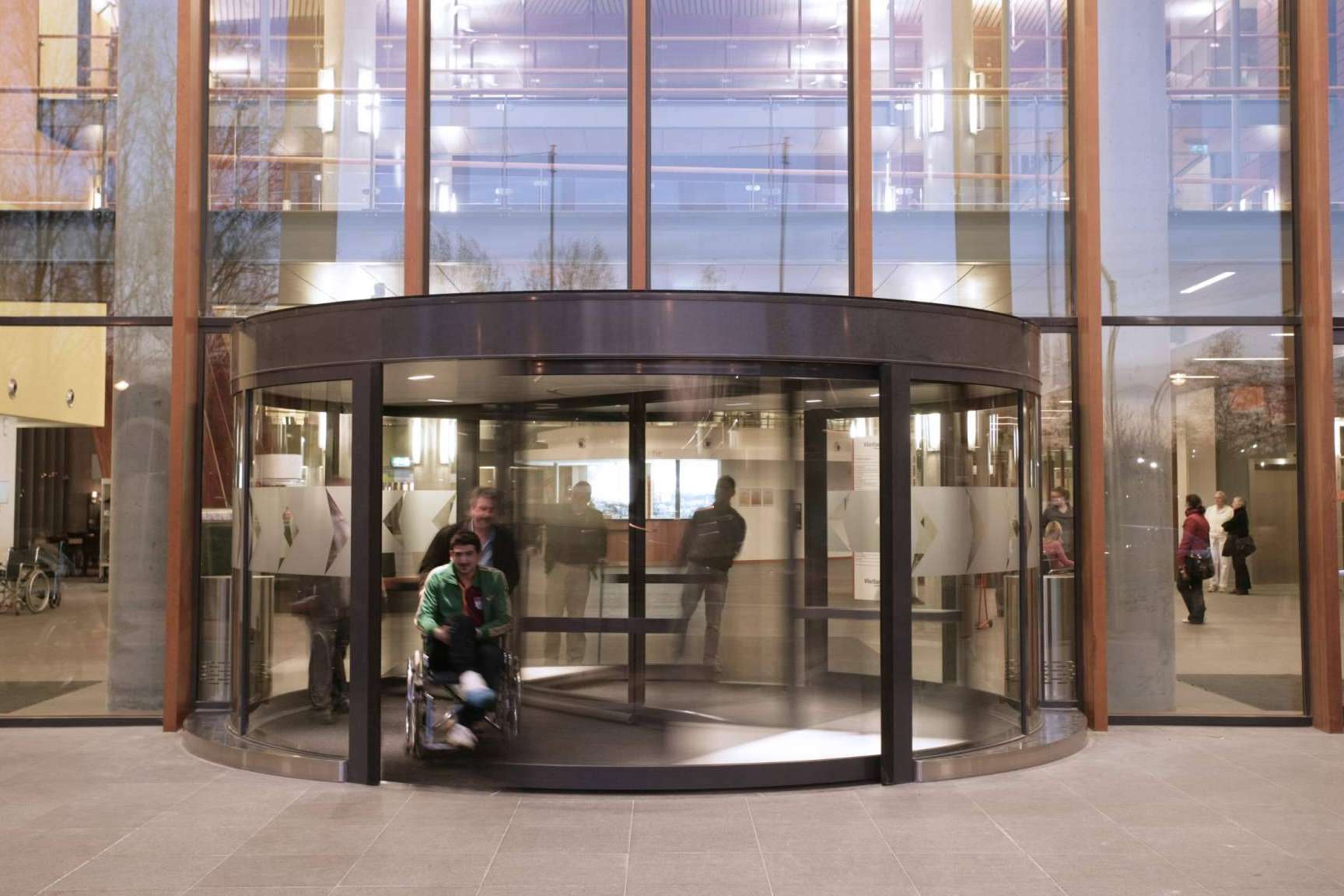 Las puertas automáticas industriales y peatonales de ASSA ABLOY ayudan a la sostenibilidad