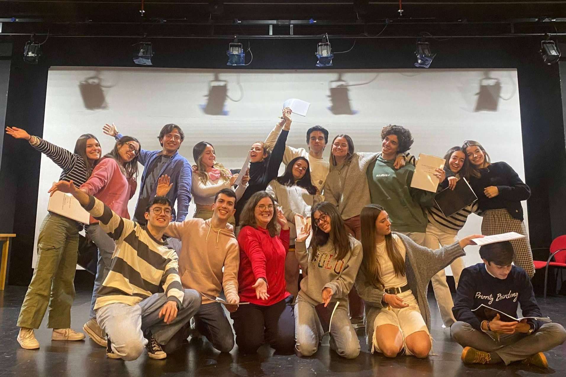 Explorar temas relevantes y reflexionar sobre la sociedad y la cultura con el teatro universitario