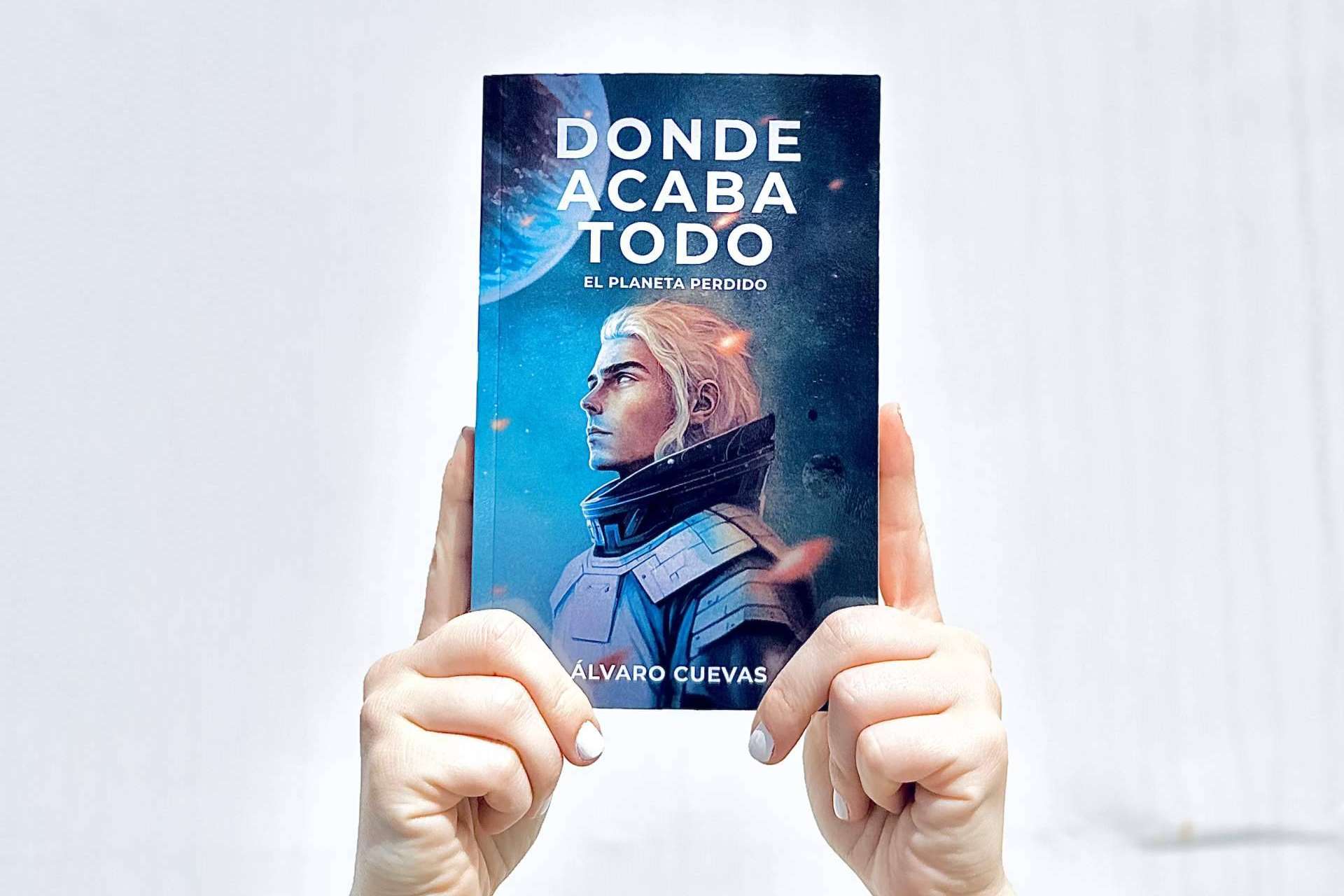 El autor Álvaro Cuevas alcanza el éxito con su última obra 'Donde acaba todo, el planeta perdido'