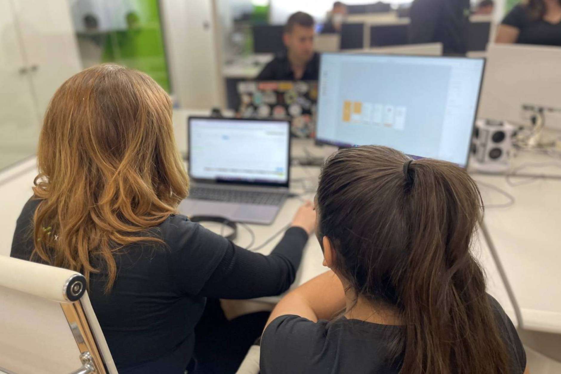 Los expertos en desarrollo web y app de Xerintel tienen una puntuación de 4,9 sobre 5,0 en Google