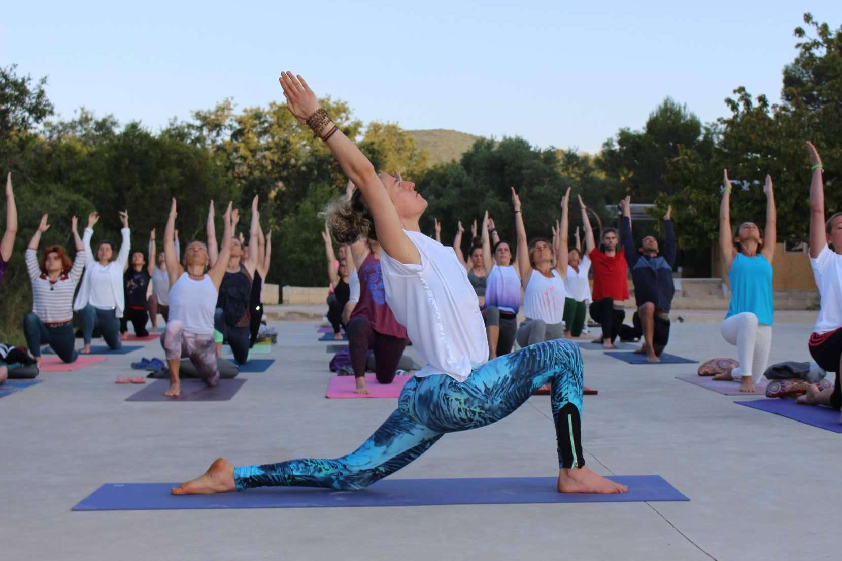 La Escuela Mahashakti permite acceder a formación de profesores de yoga integral y curso de actualización de profesores de yoga