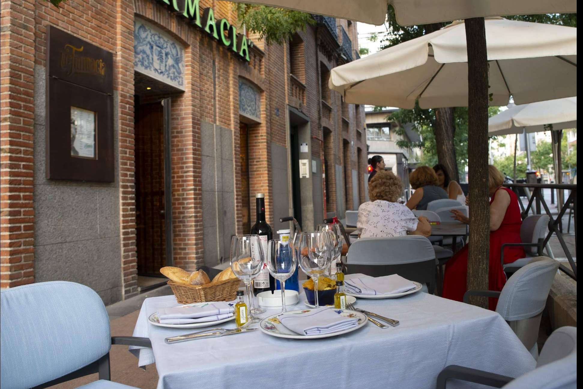 En Madrid, el restaurante Tasca La Farmacia ofrece una experiencia gastronómica auténtica