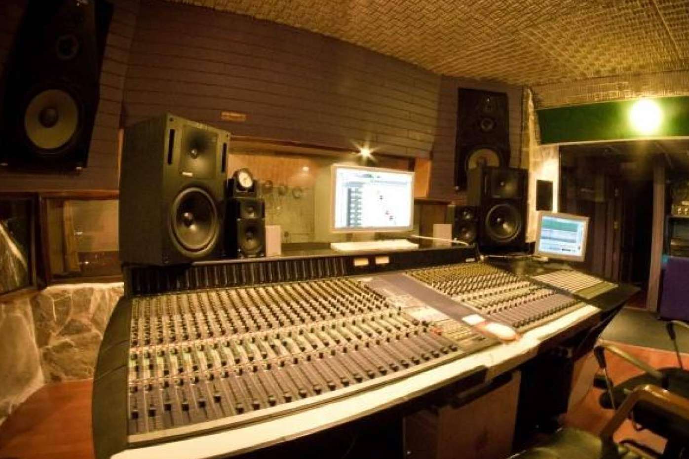 Tratamiento y afinación de voces para los aficionados a cantar en el estudio de grabación KMC