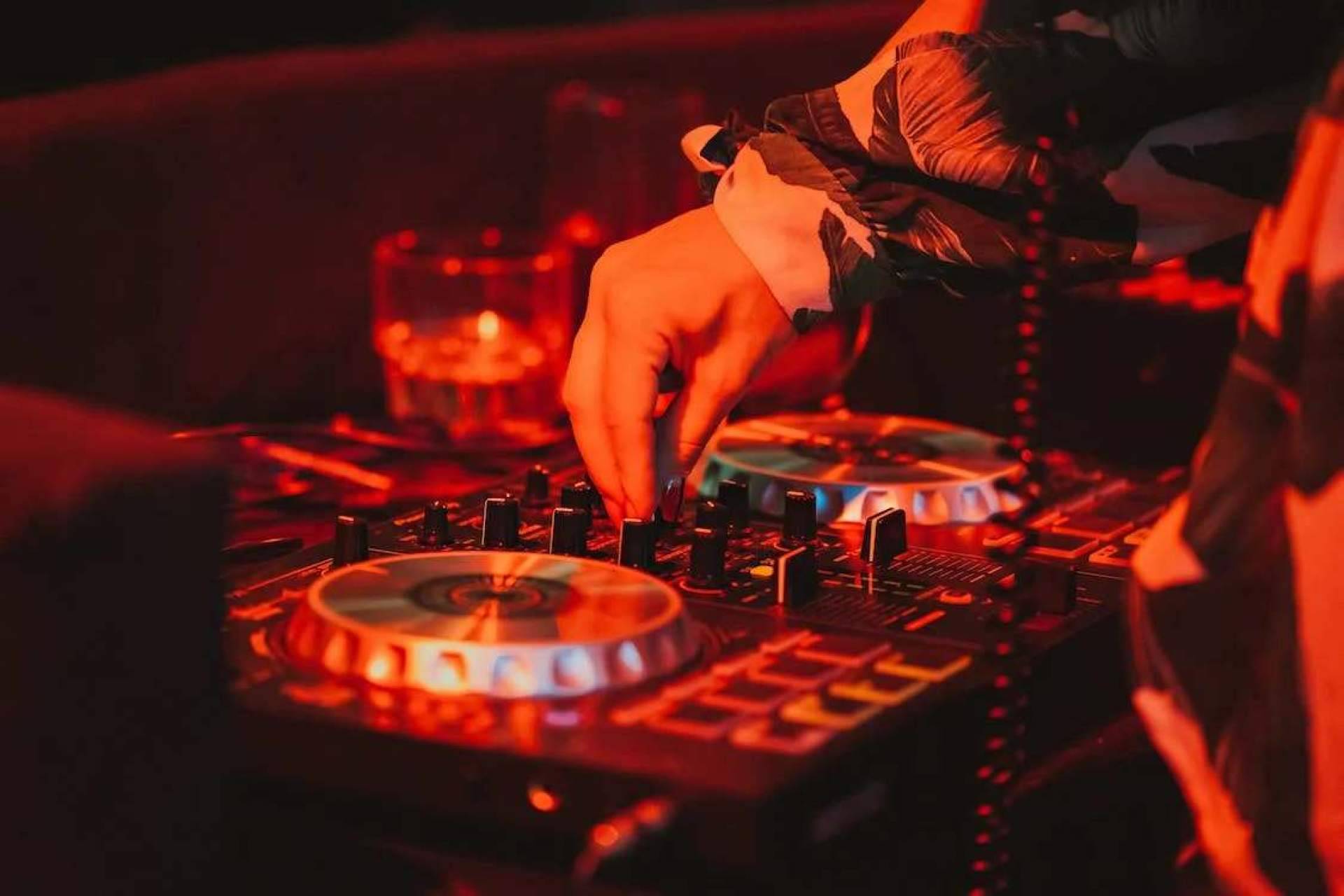 Los principales DJs de música electrónica y contemporánea están en la webradio Digital Music Life