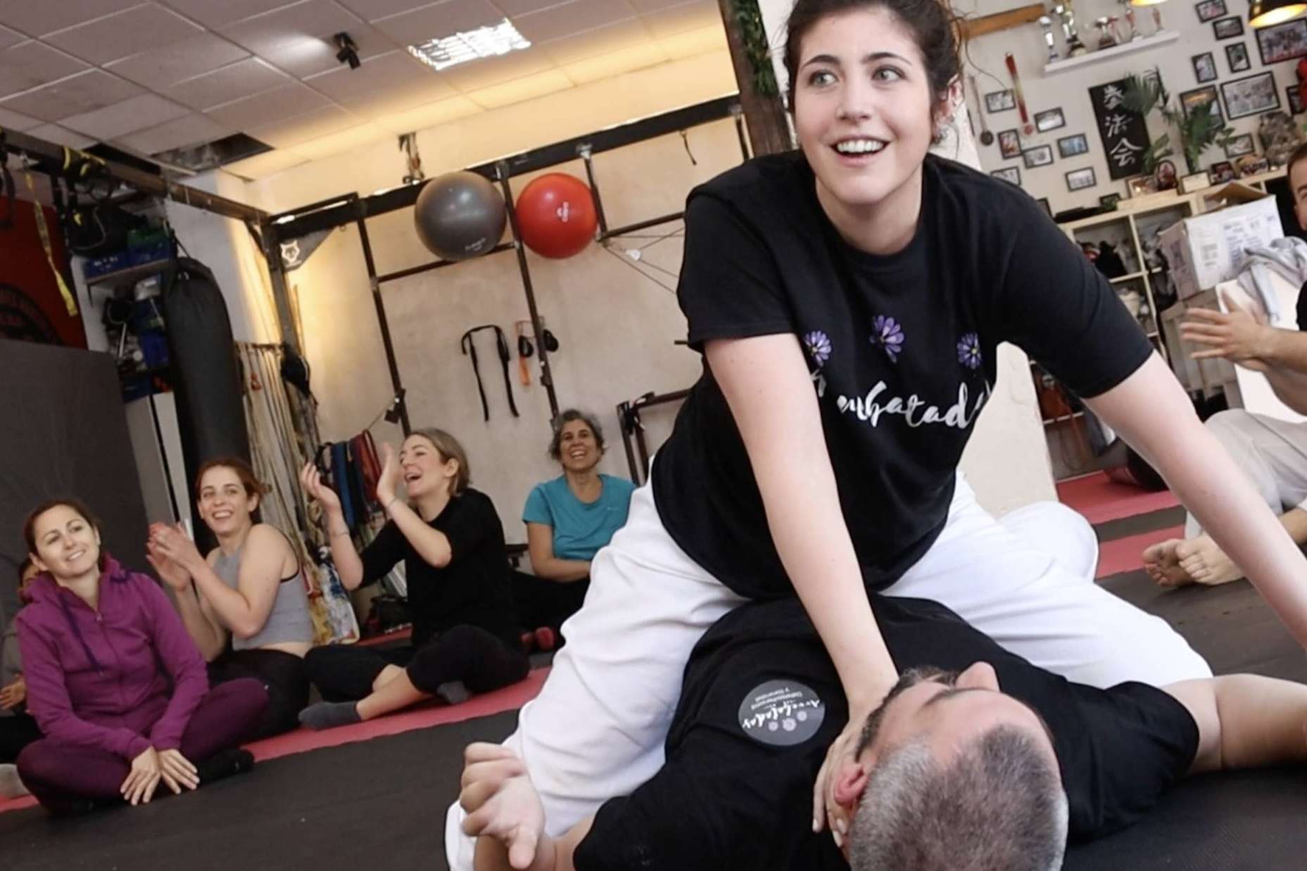 Clases de defensa personal femenina llevadas a cabo por El Dojo