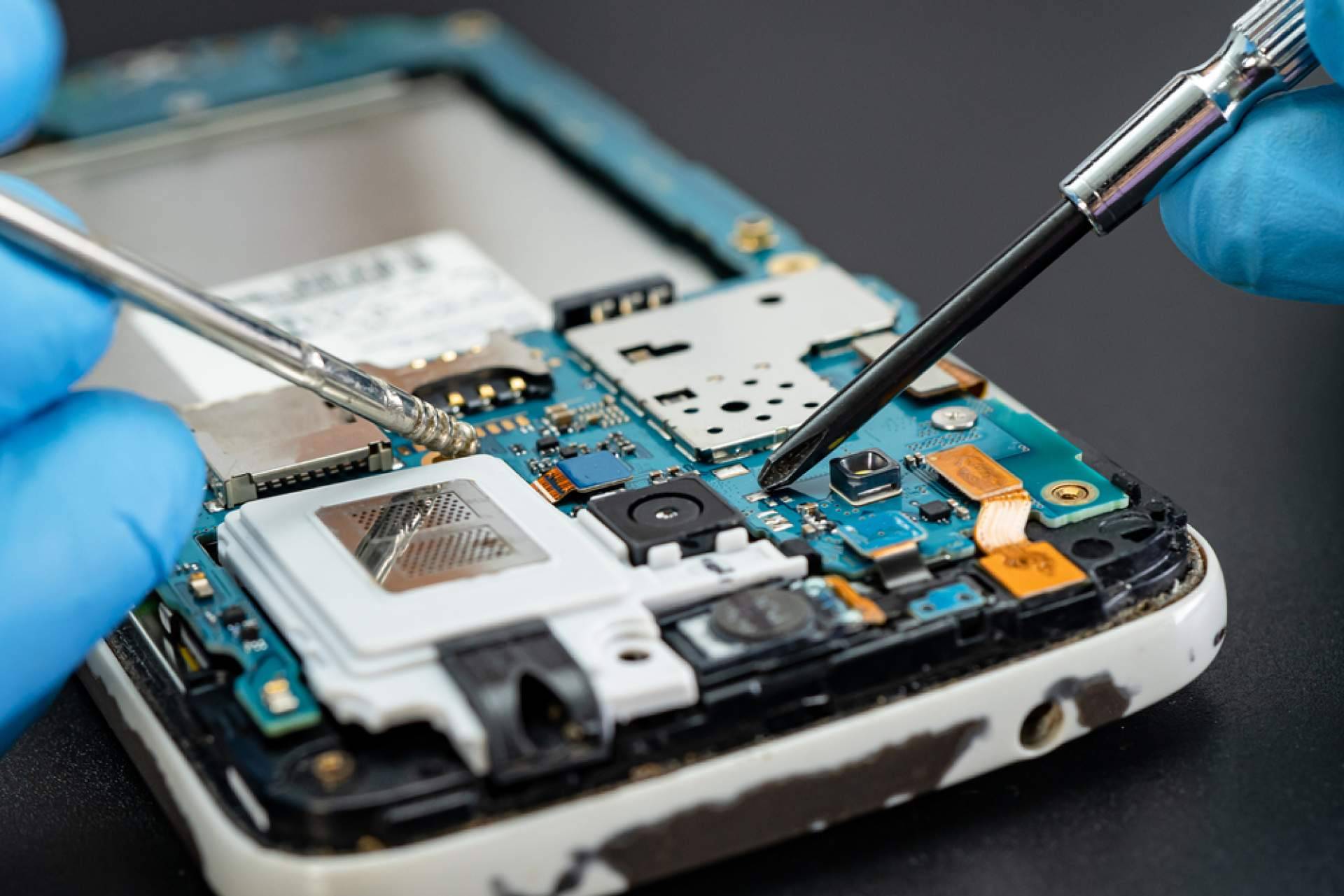 Reparaciones exprés de teléfonos móviles en la tienda física de Doctor Móviles