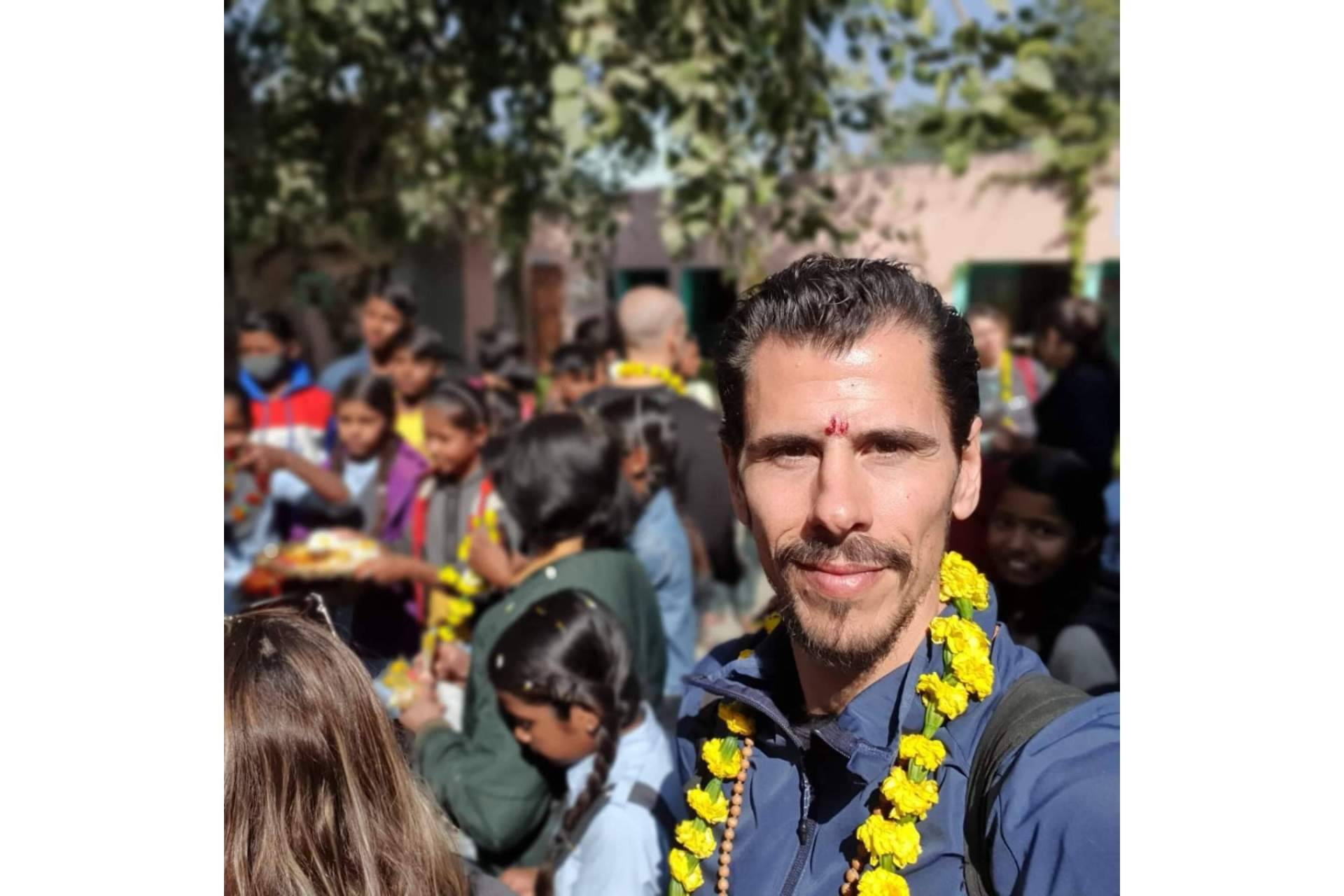 Gracias a su libro 'Olas de un mismo océano', Francisco Javier Gómez Saavedra construye la segunda escuela de Happy Inside en la India