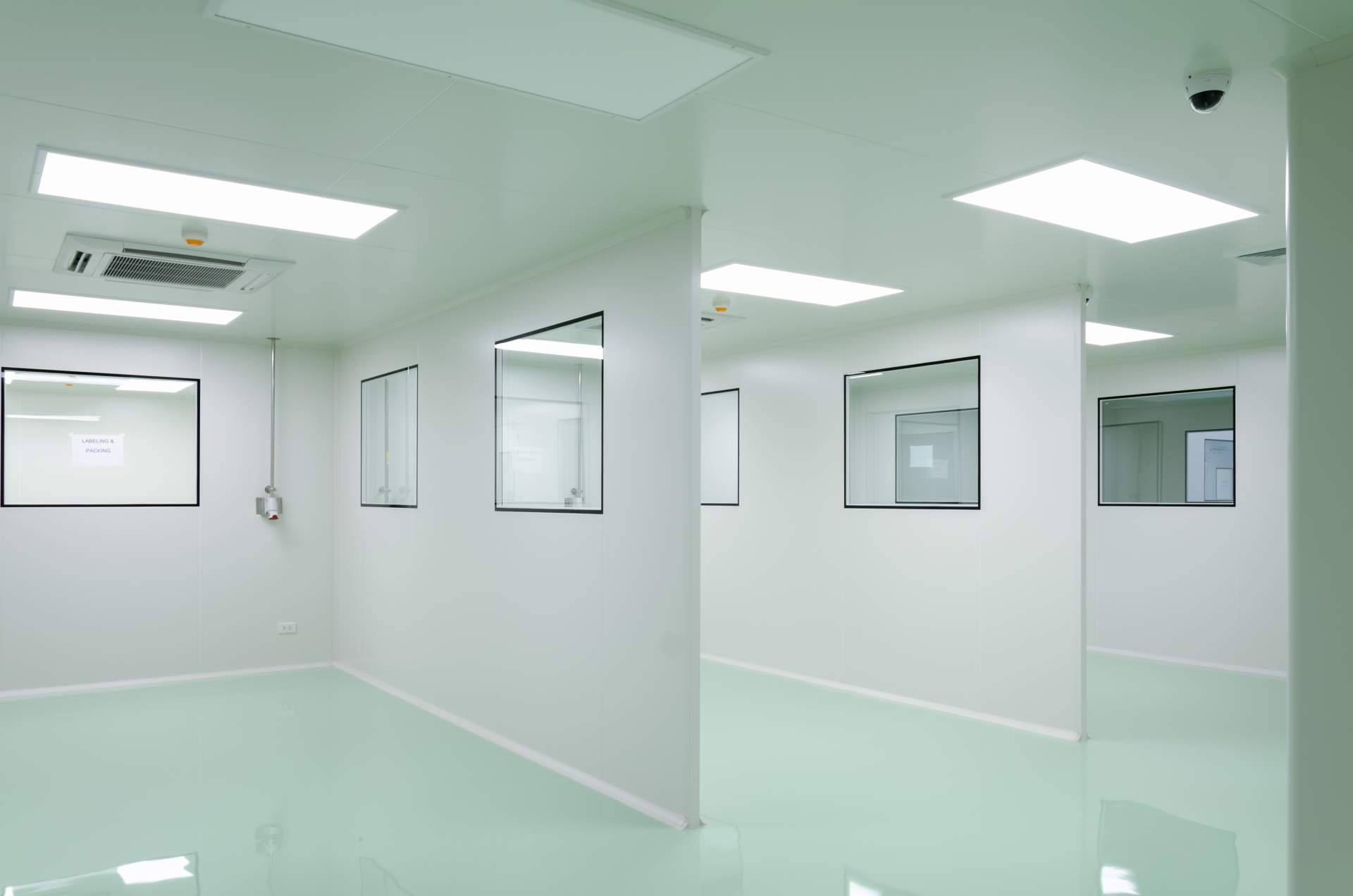 ¿Cuál es el papel de las salas blancas para minimizar la generación de partículas y contaminantes en el sector farmacológico?