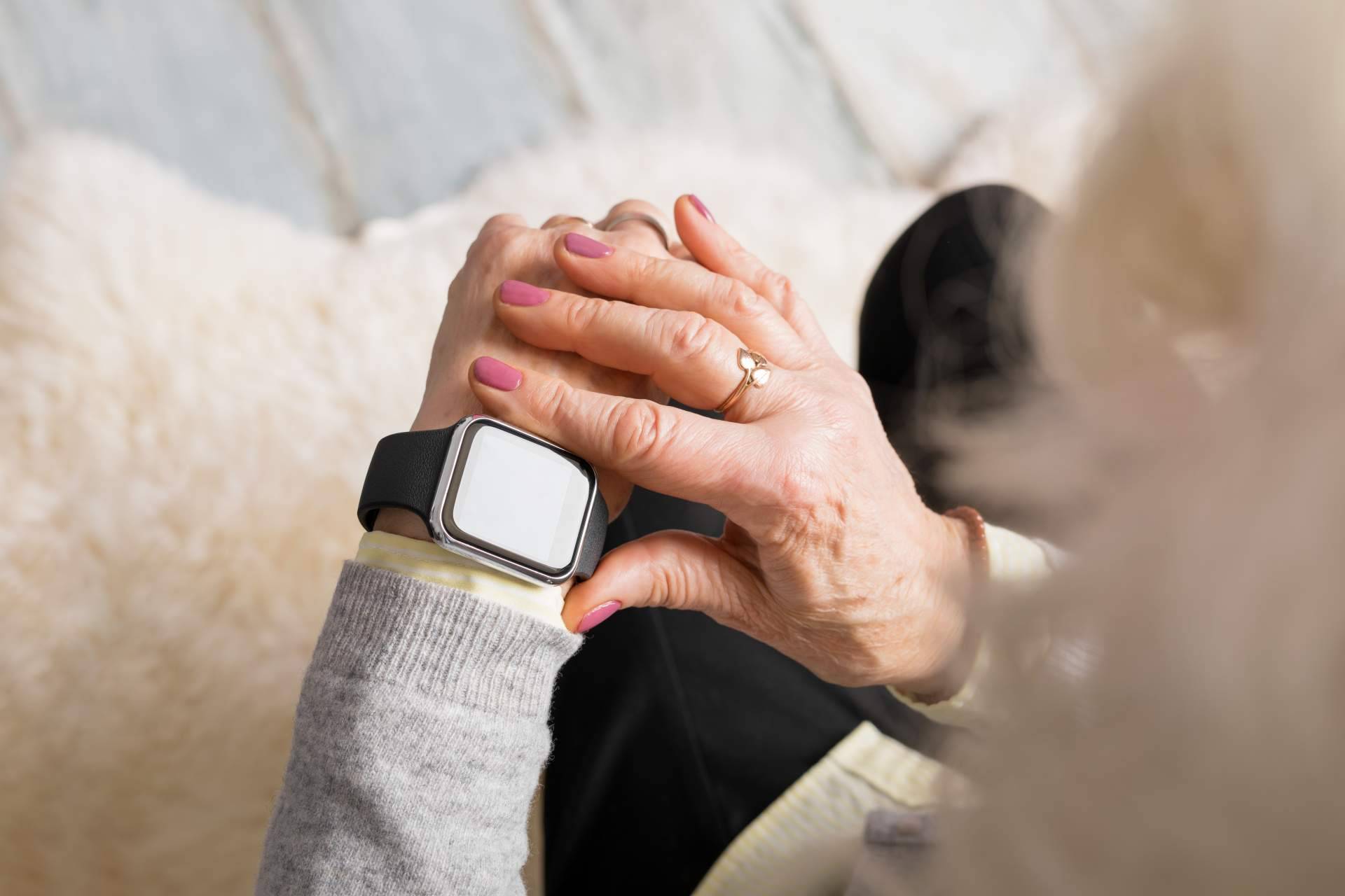 Conseguir un reloj localizador para personas dependientes, de la mano de Tracmi