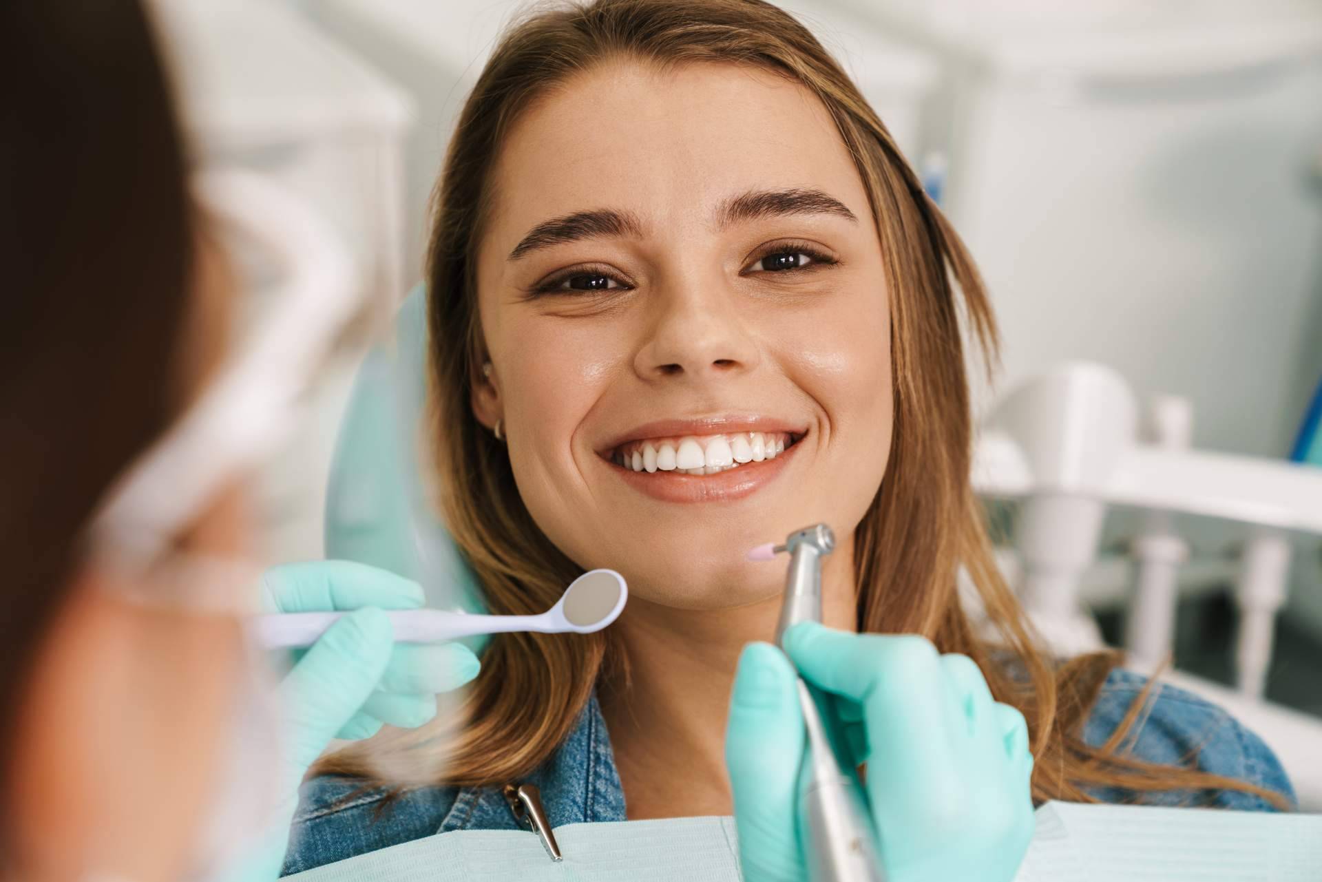 Clínica Dental Delgado explica las ventajas de realizarse tratamientos de estética dental en verano