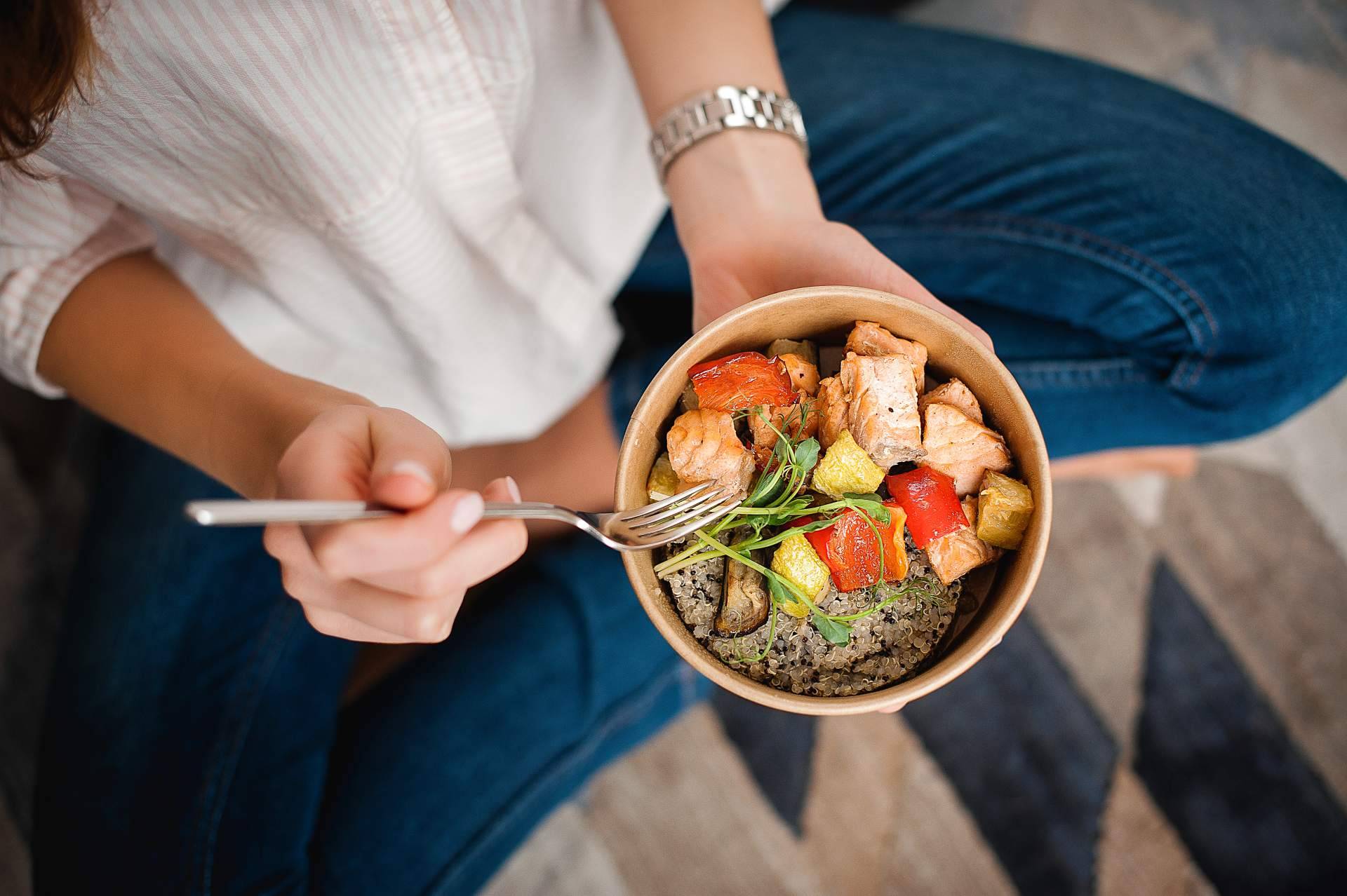 Recomendaciones nutricionales para mujeres en etapa de menopausia, por la clínica Cambia Comiendo