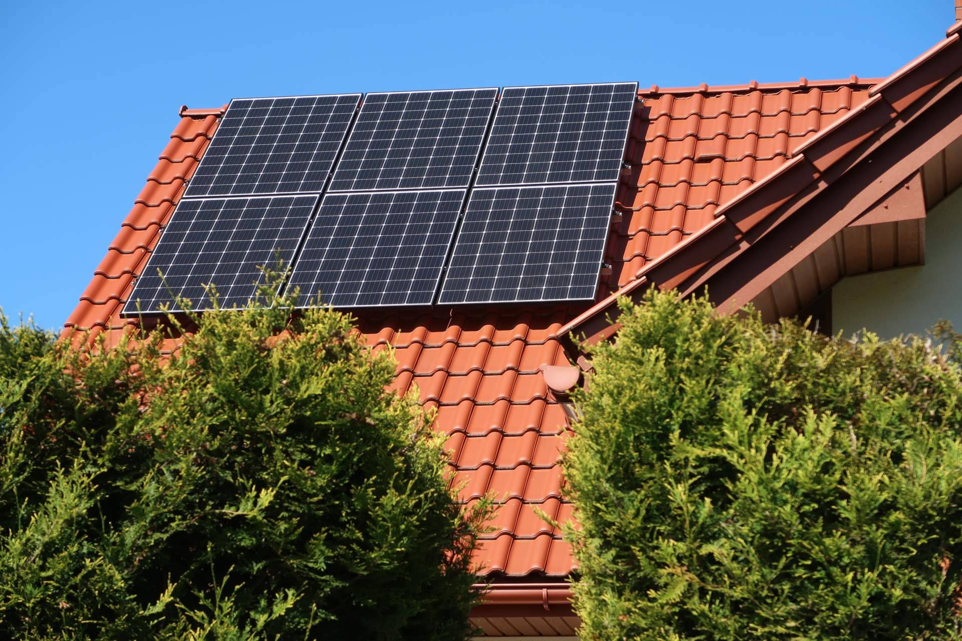 Optimizar placas solares y cargadores eléctricos con la fibra óptica plástica para una energía sostenible