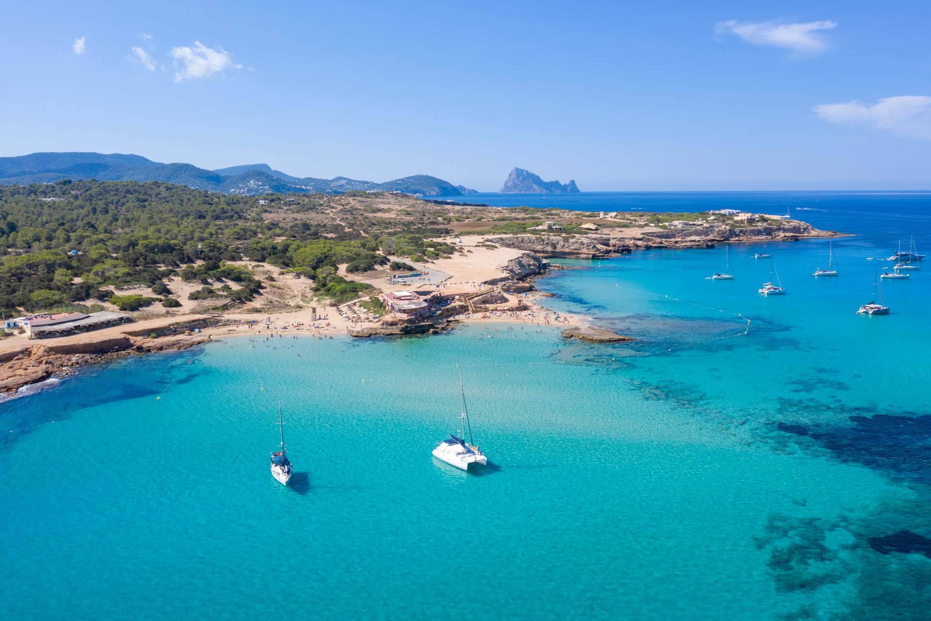 ¿Cuáles son las mejores playas de Ibiza y cómo acceder a ellas? El servicio de transporte privado de Alpha VIP Transfer